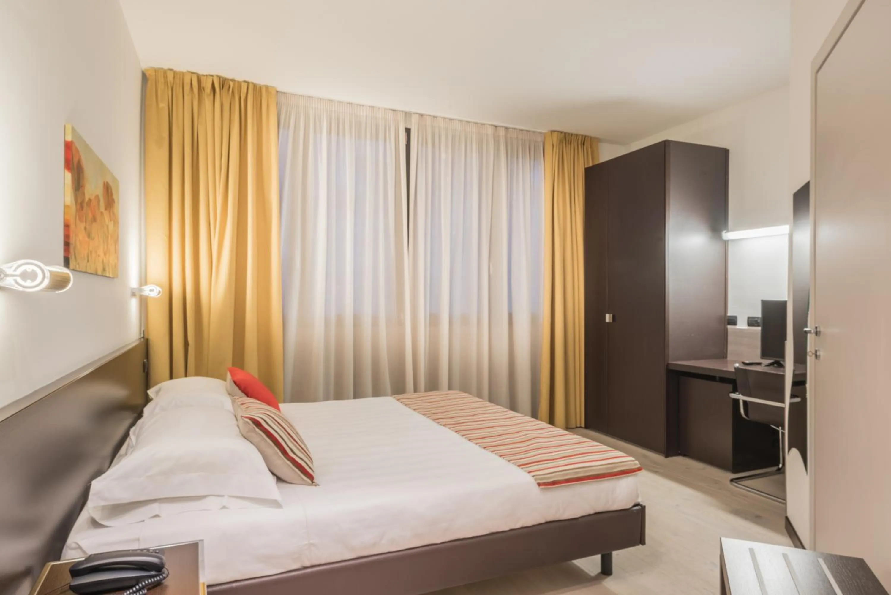 Bedroom, Bed in Continental Urban Art Hotel