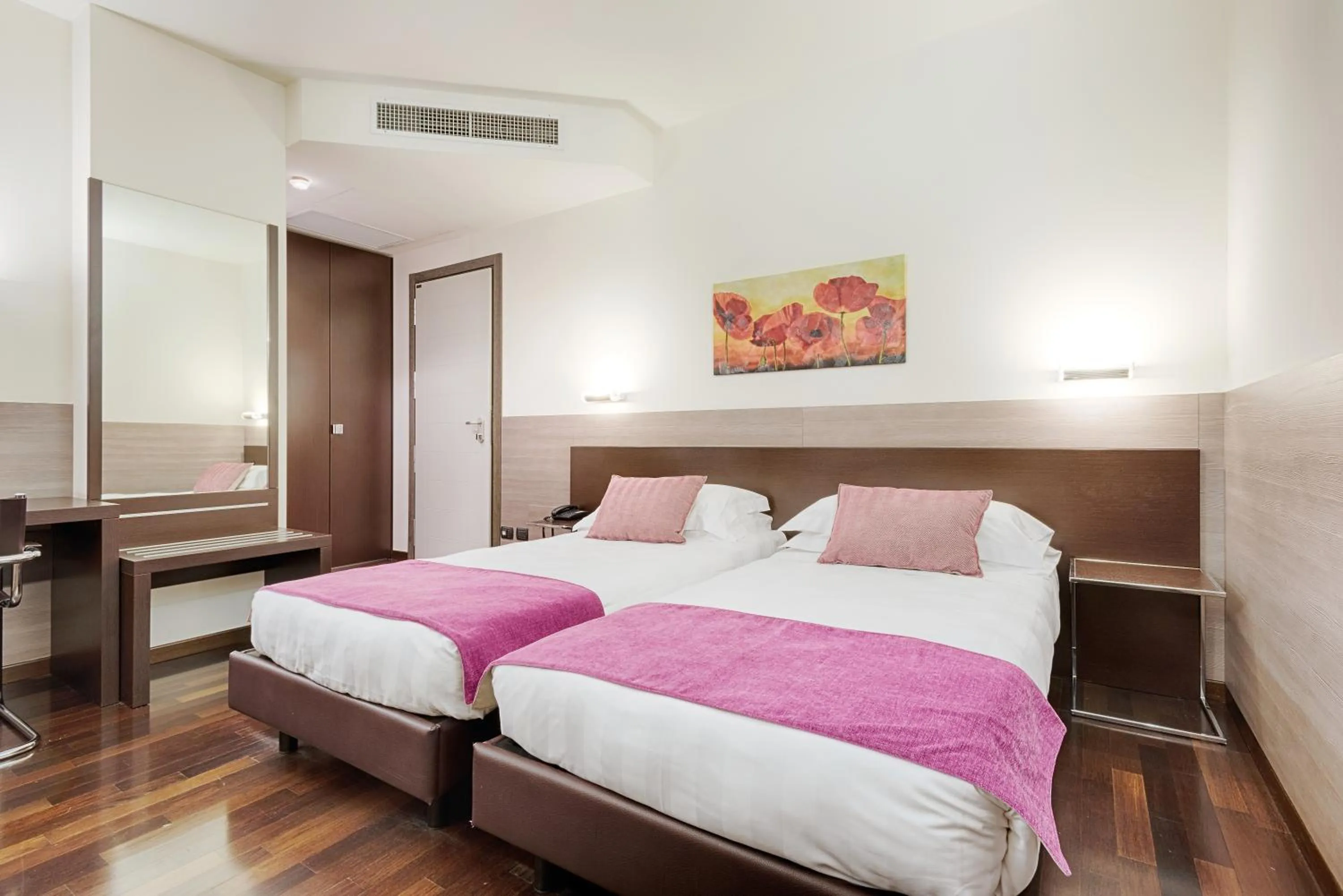 Bedroom, Bed in Continental Urban Art Hotel