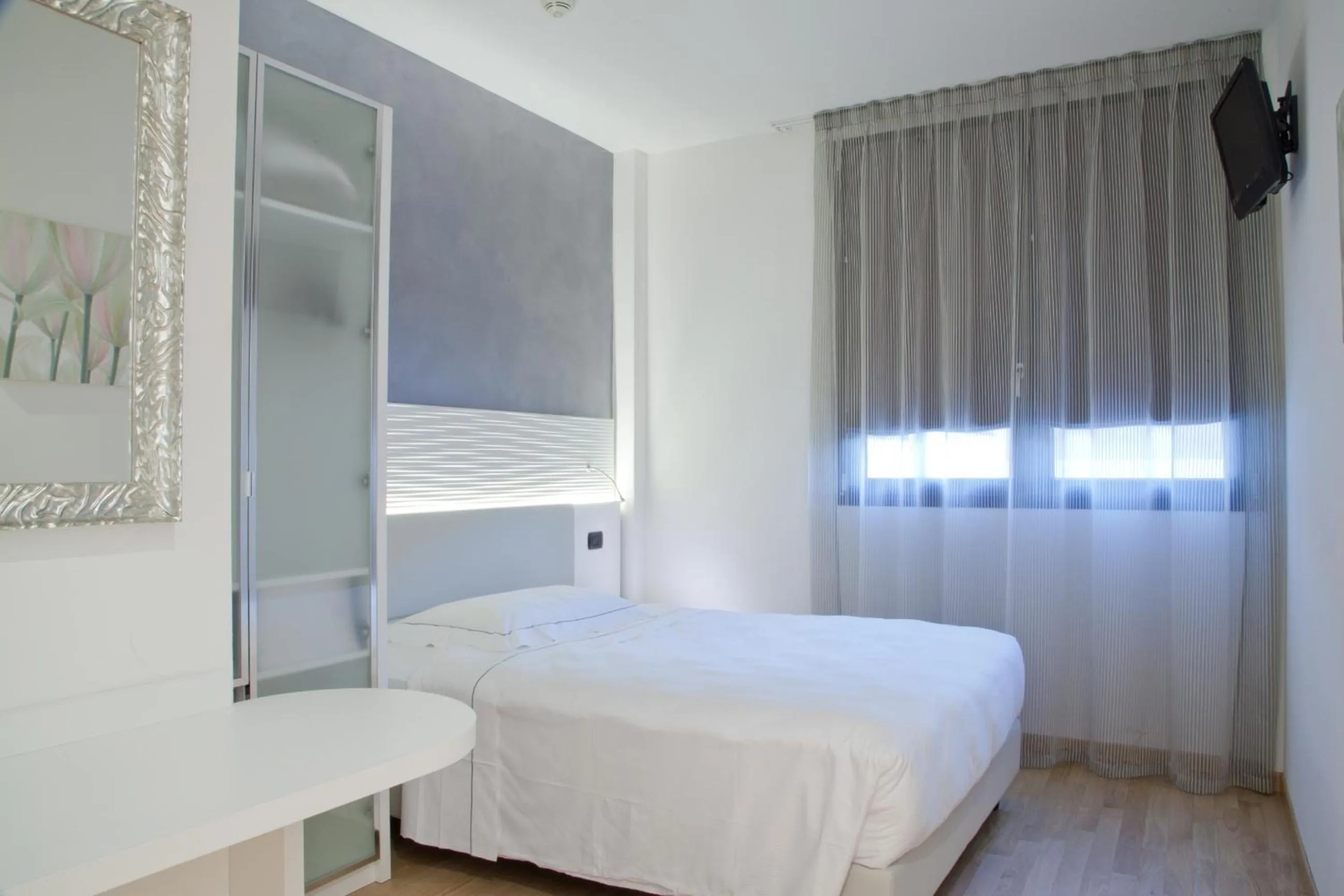 Photo of the whole room, Bed in Continental Urban Art Hotel