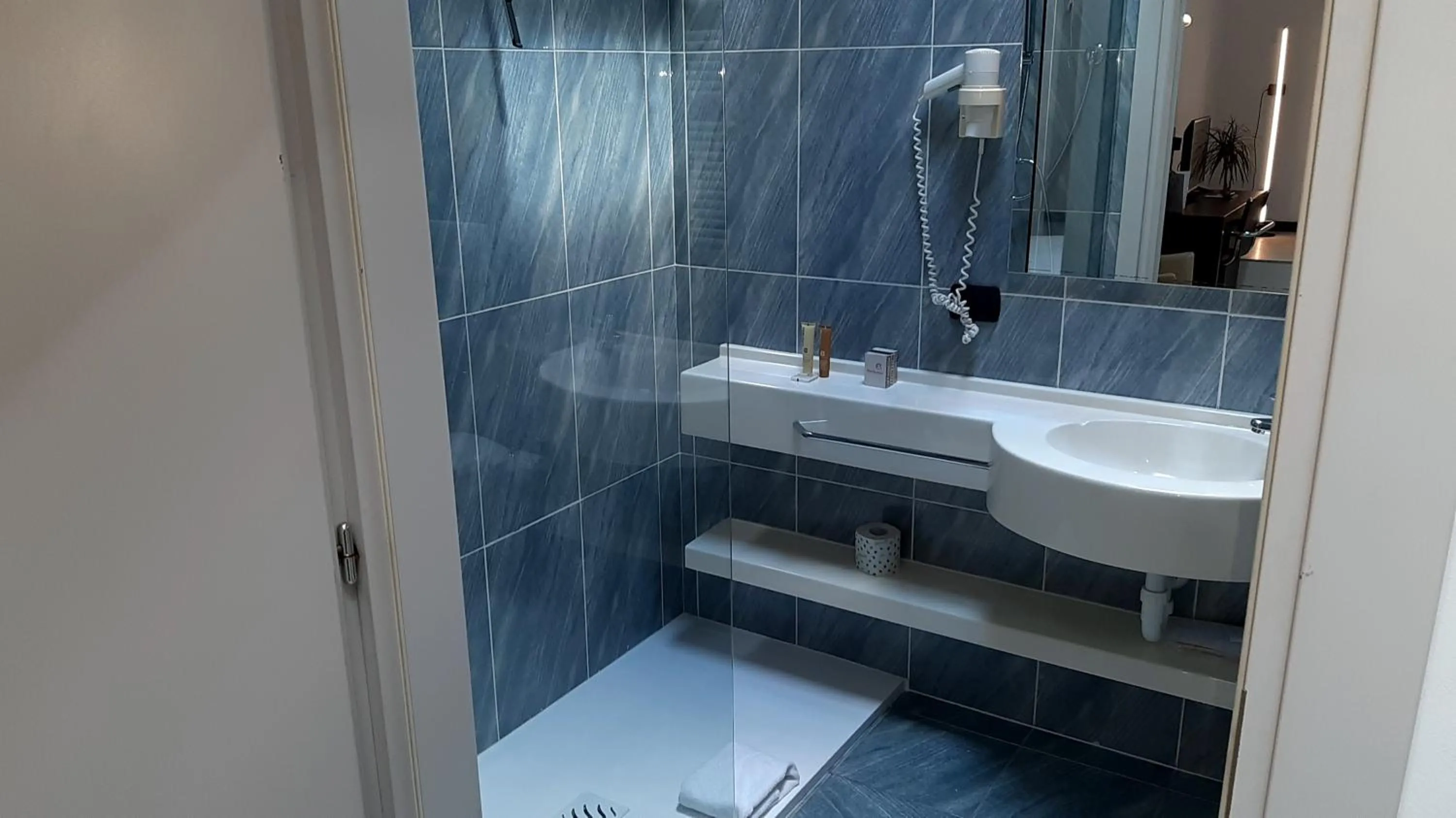 Shower in Continental Urban Art Hotel