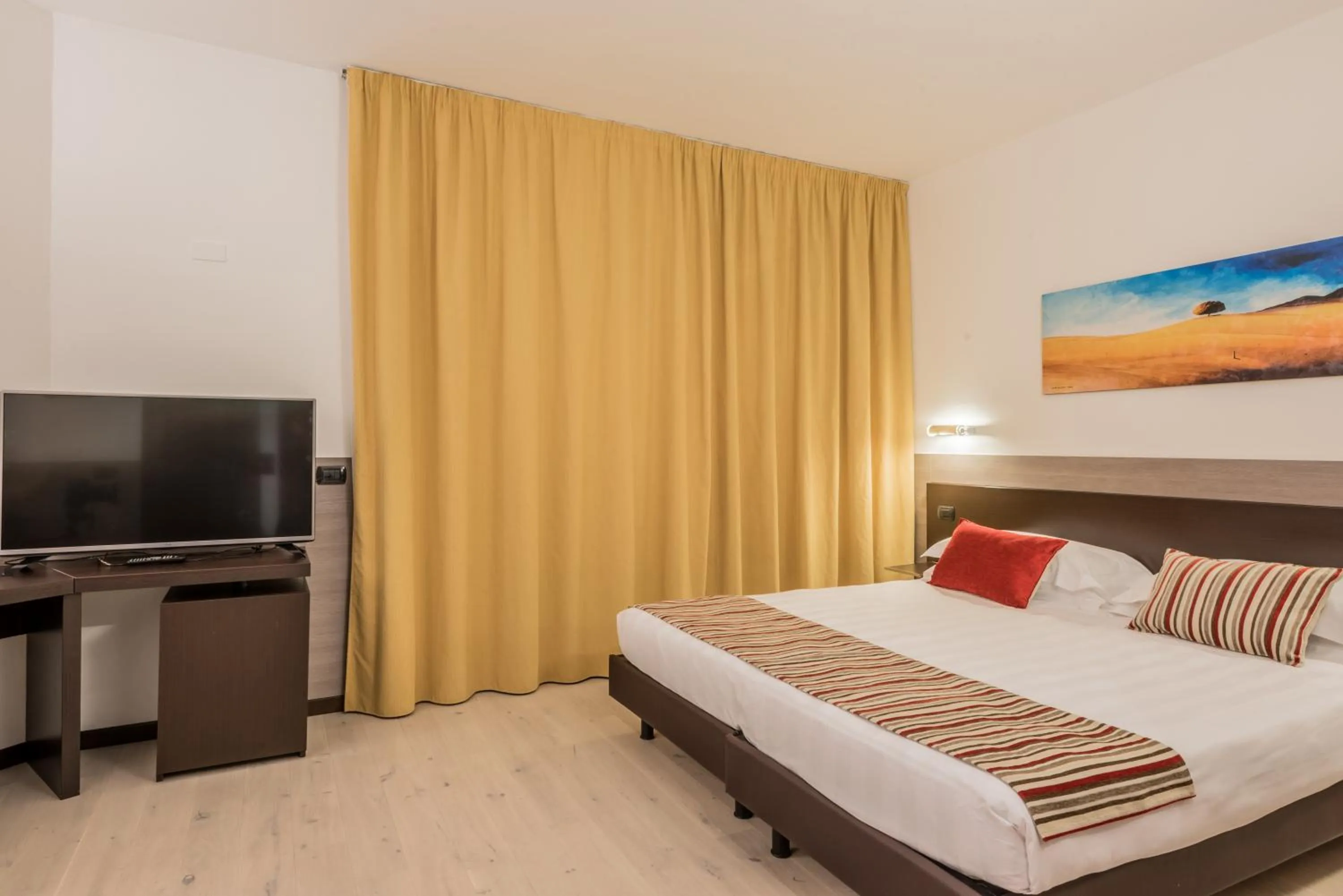 Bedroom, Bed in Continental Urban Art Hotel