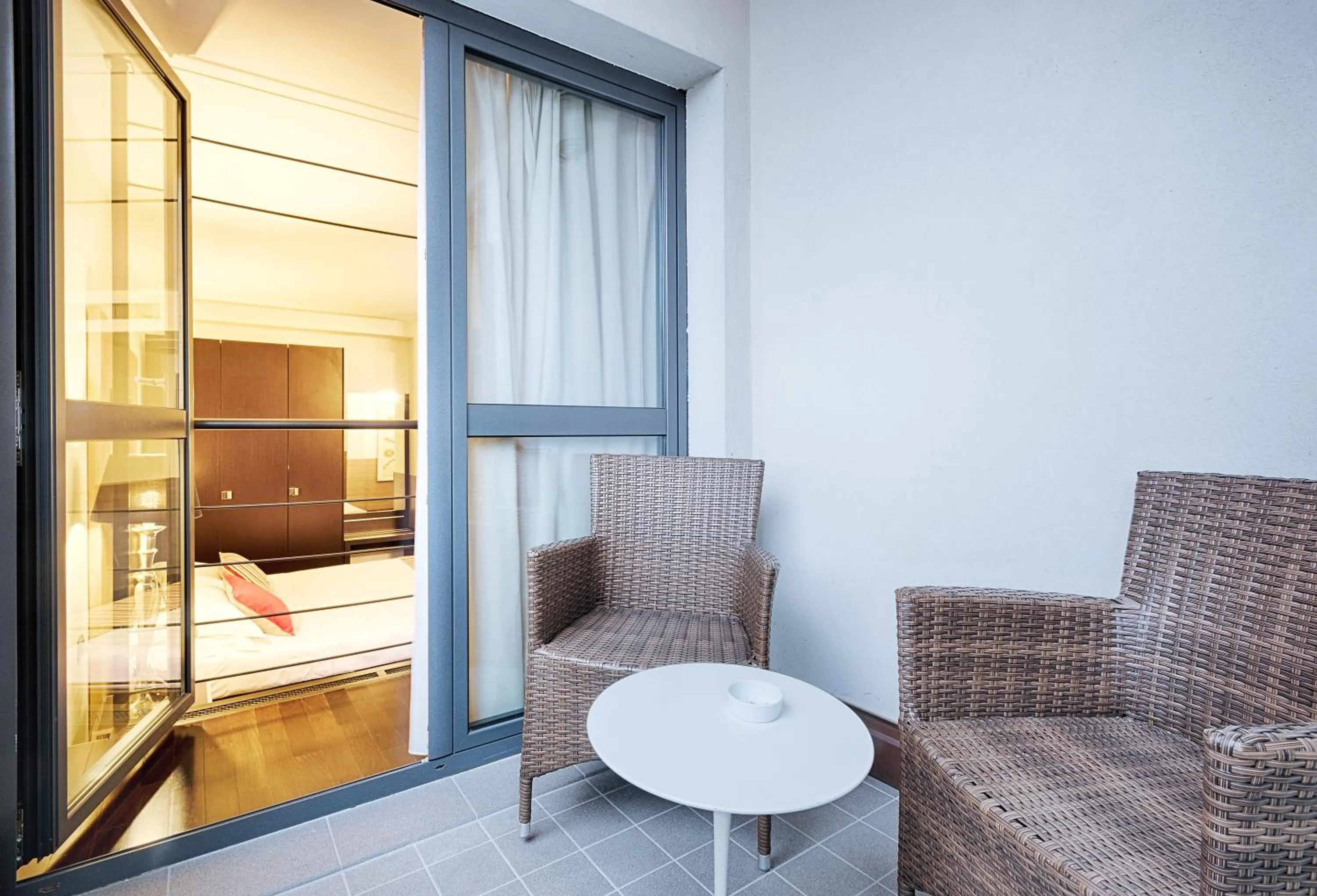 Bedroom, Bed in Continental Urban Art Hotel