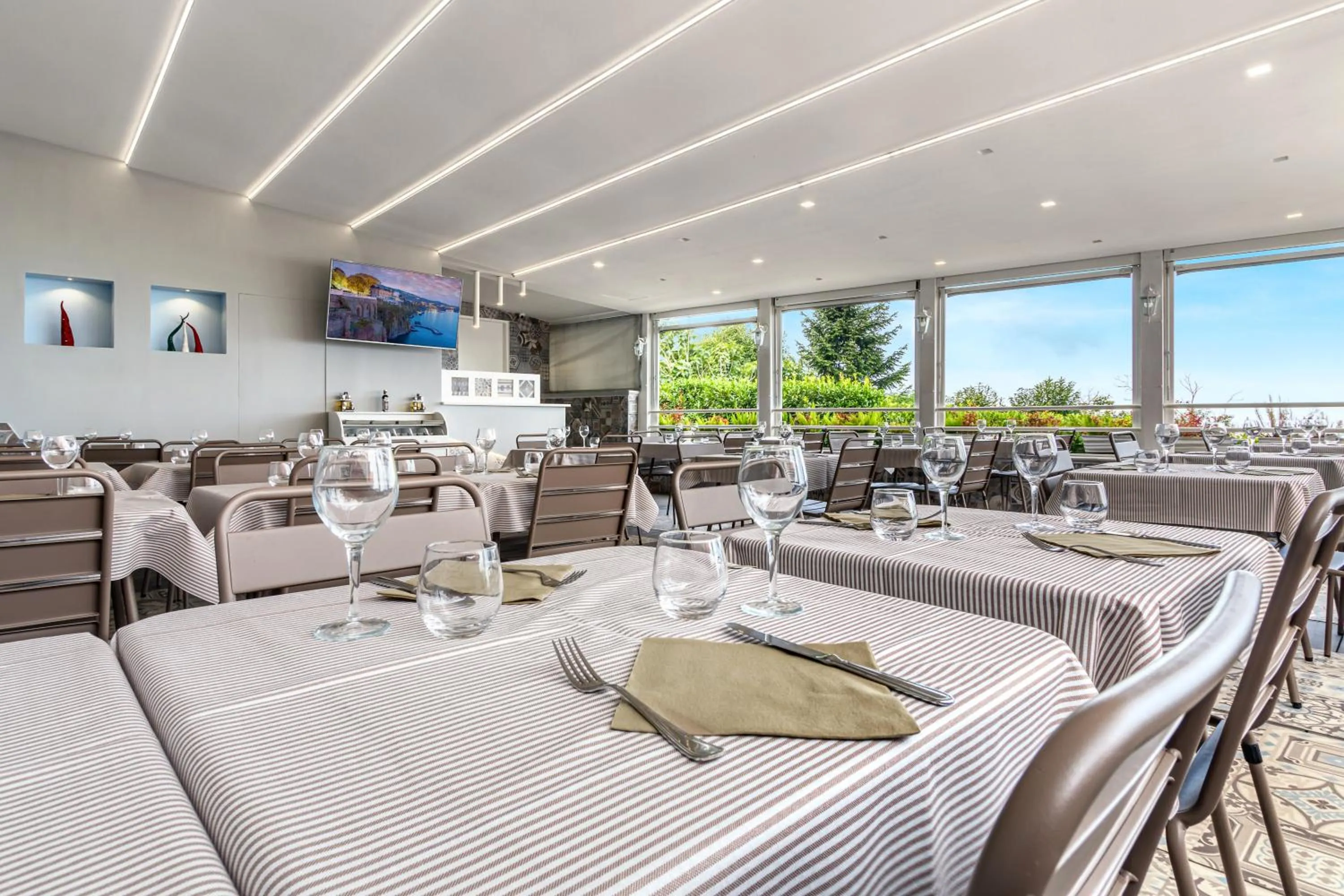 Restaurant/places to eat in Hotel Prestige