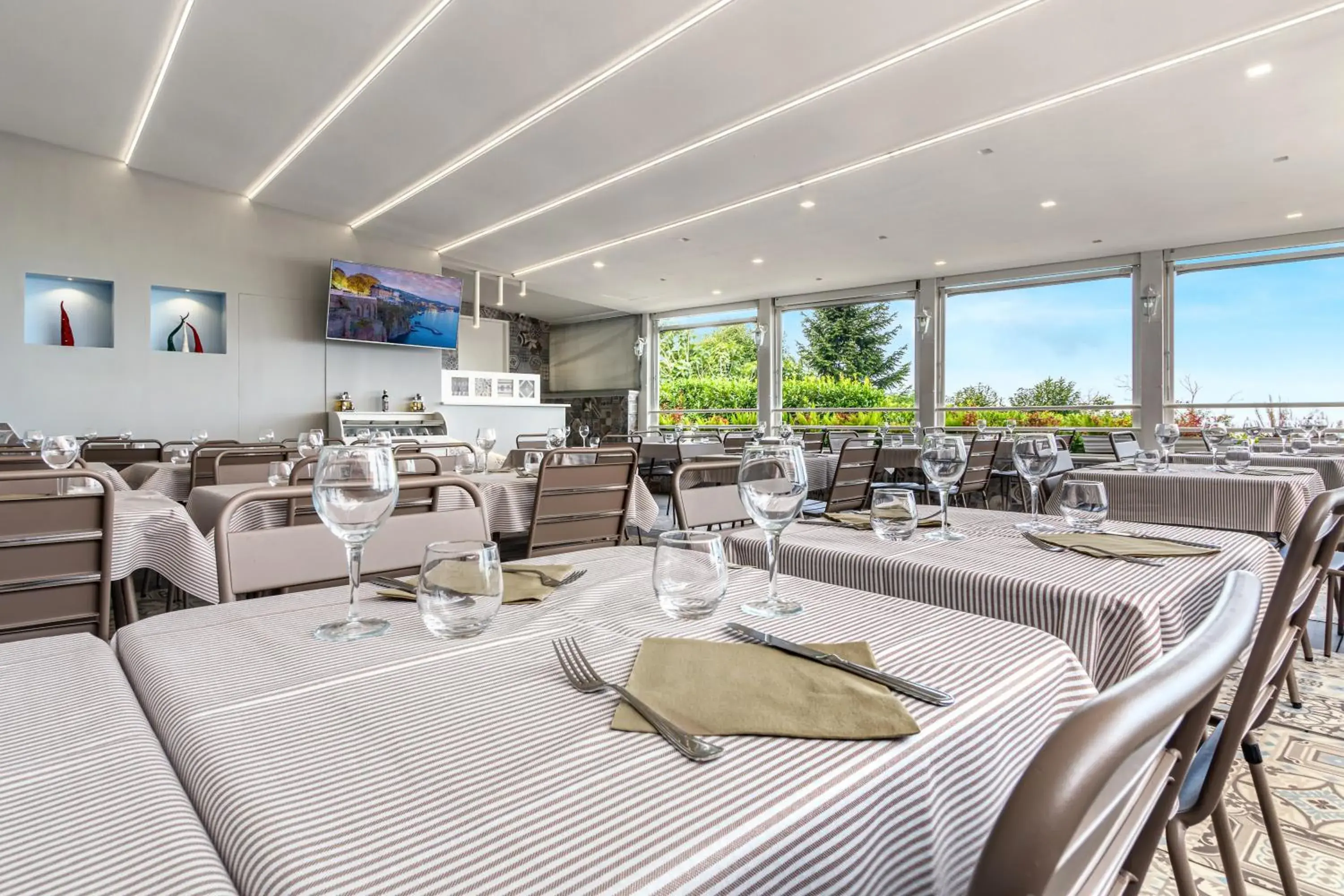 Restaurant/places to eat in Hotel Prestige Restaurant/places to eat in Hotel Prestige