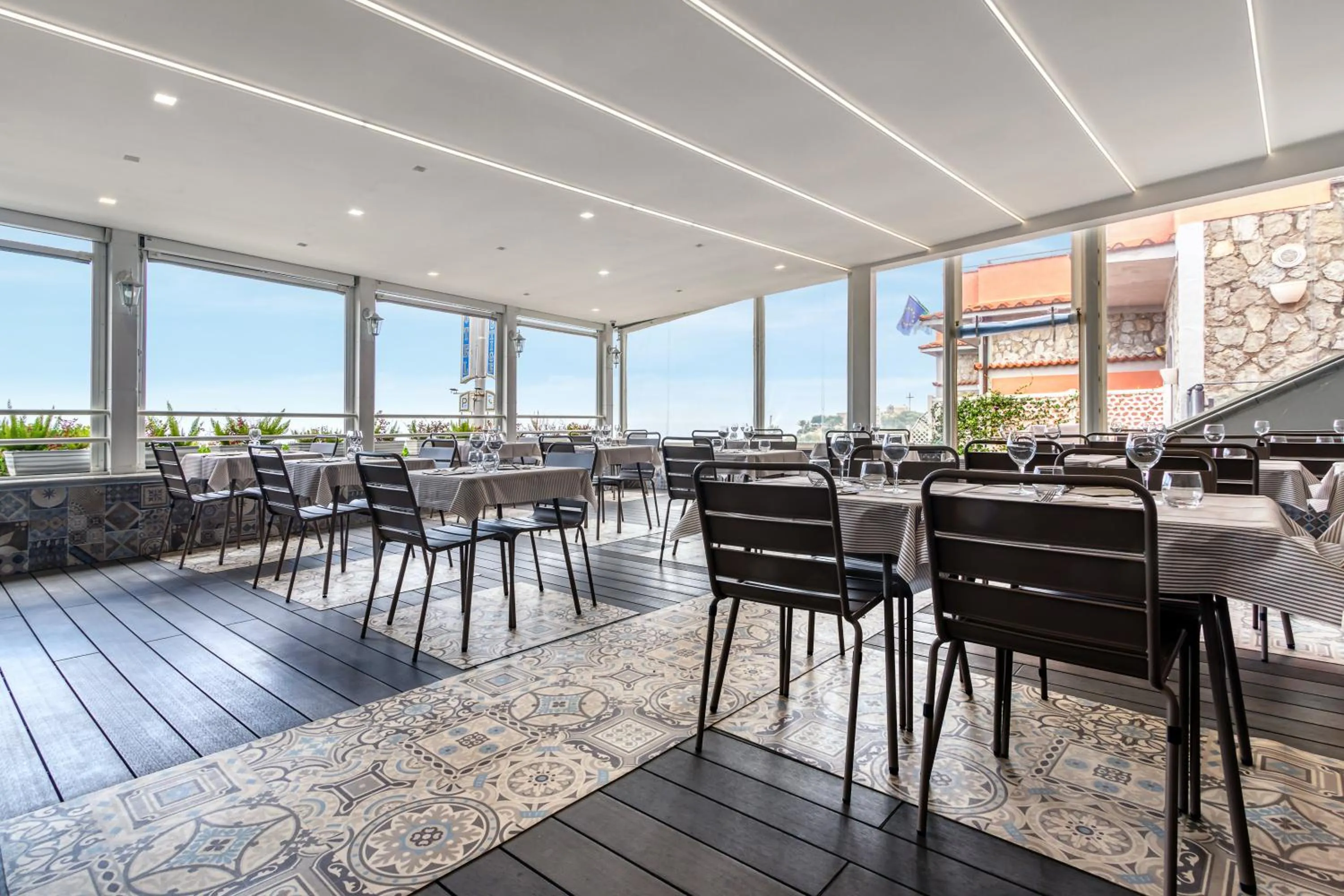 Restaurant/places to eat in Hotel Prestige