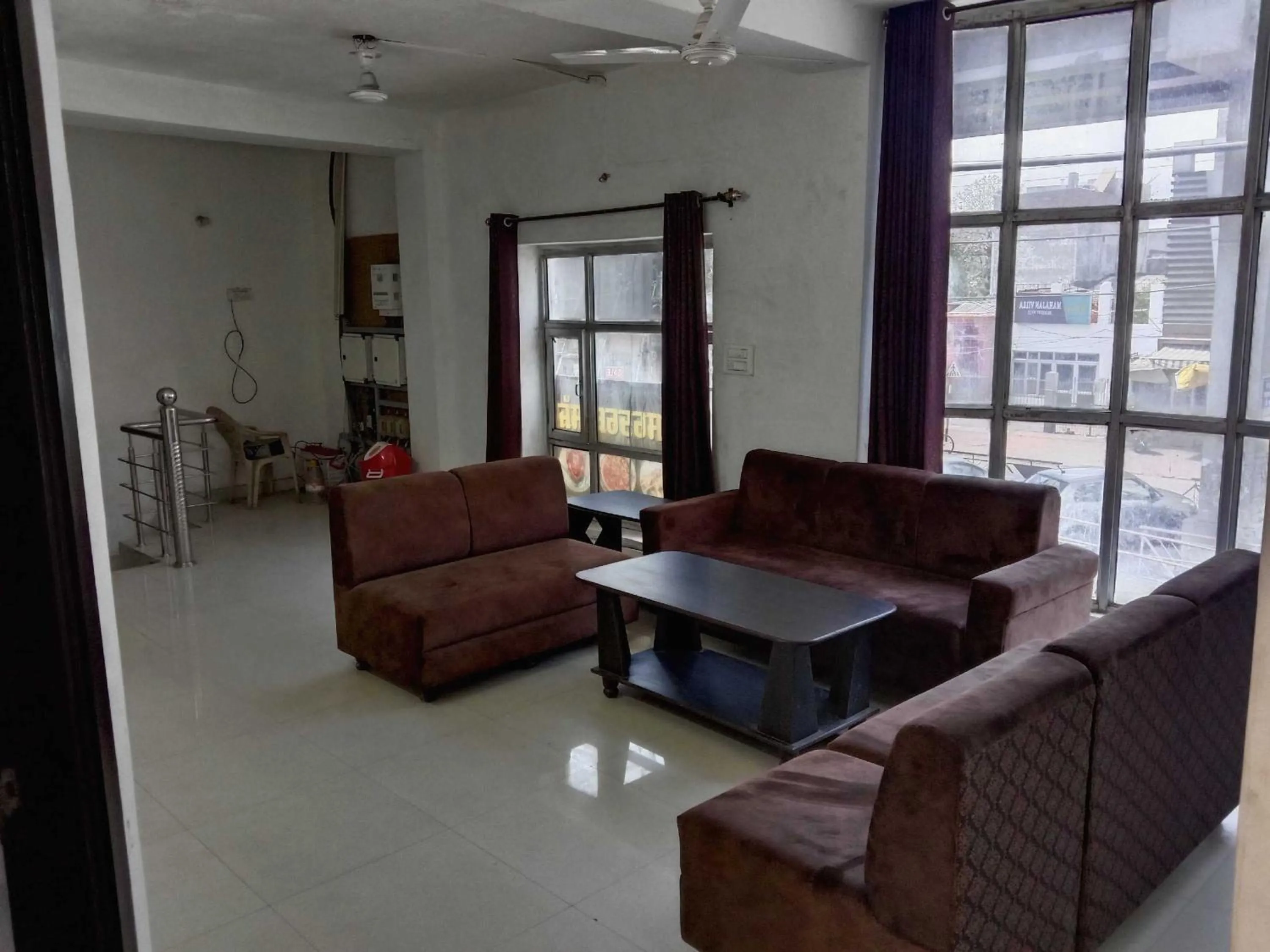 Living room in SPOT ON Hotel Deepak Palace