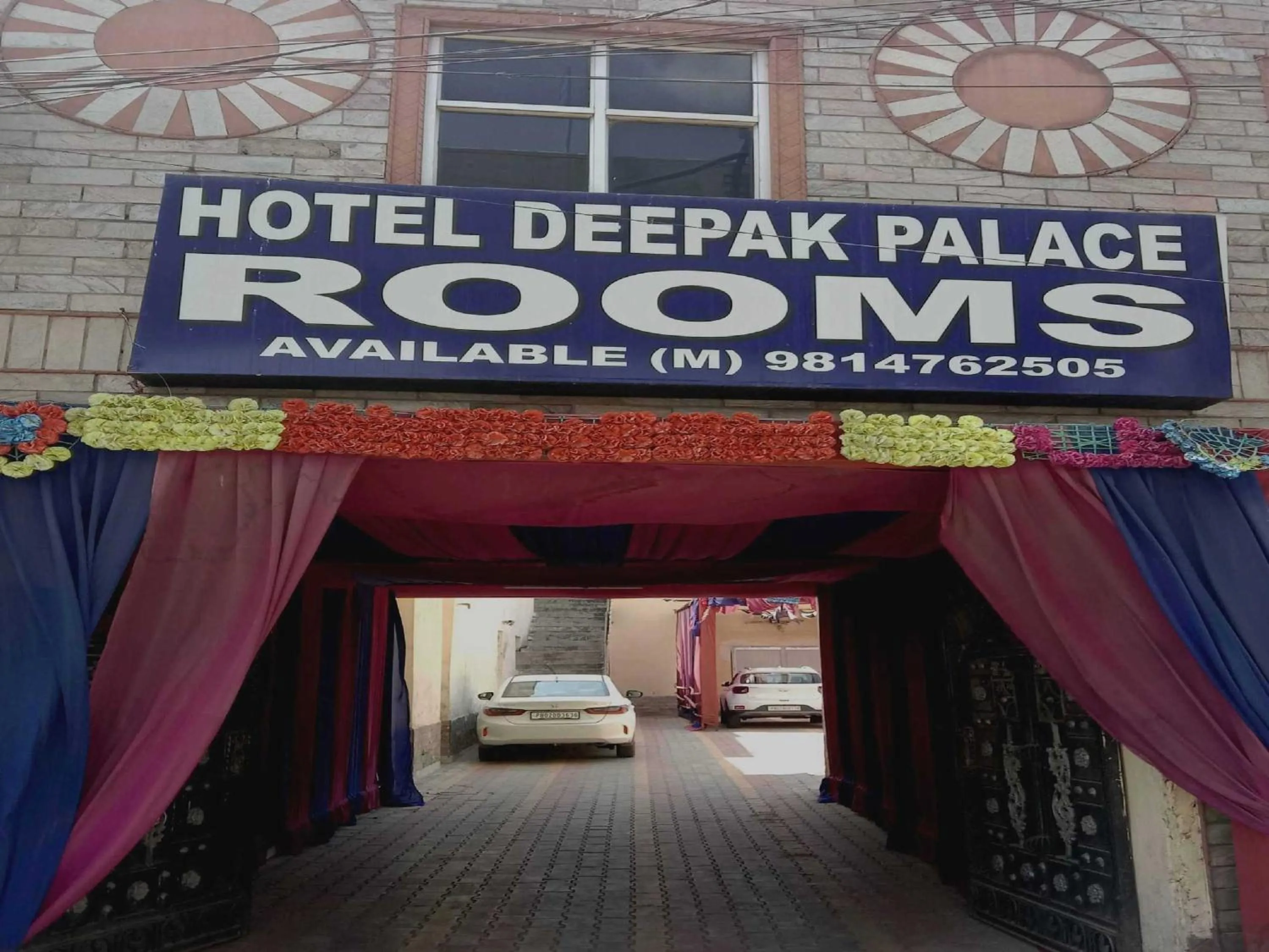 Facade/entrance in SPOT ON Hotel Deepak Palace