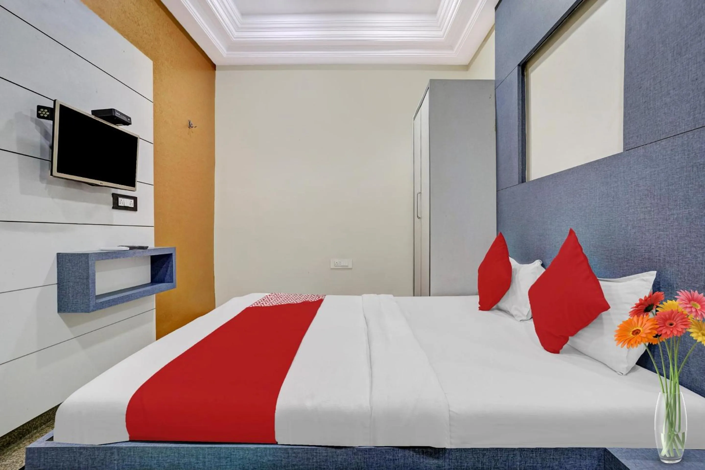 Facade/entrance, Bed in Hotel O Chhaya