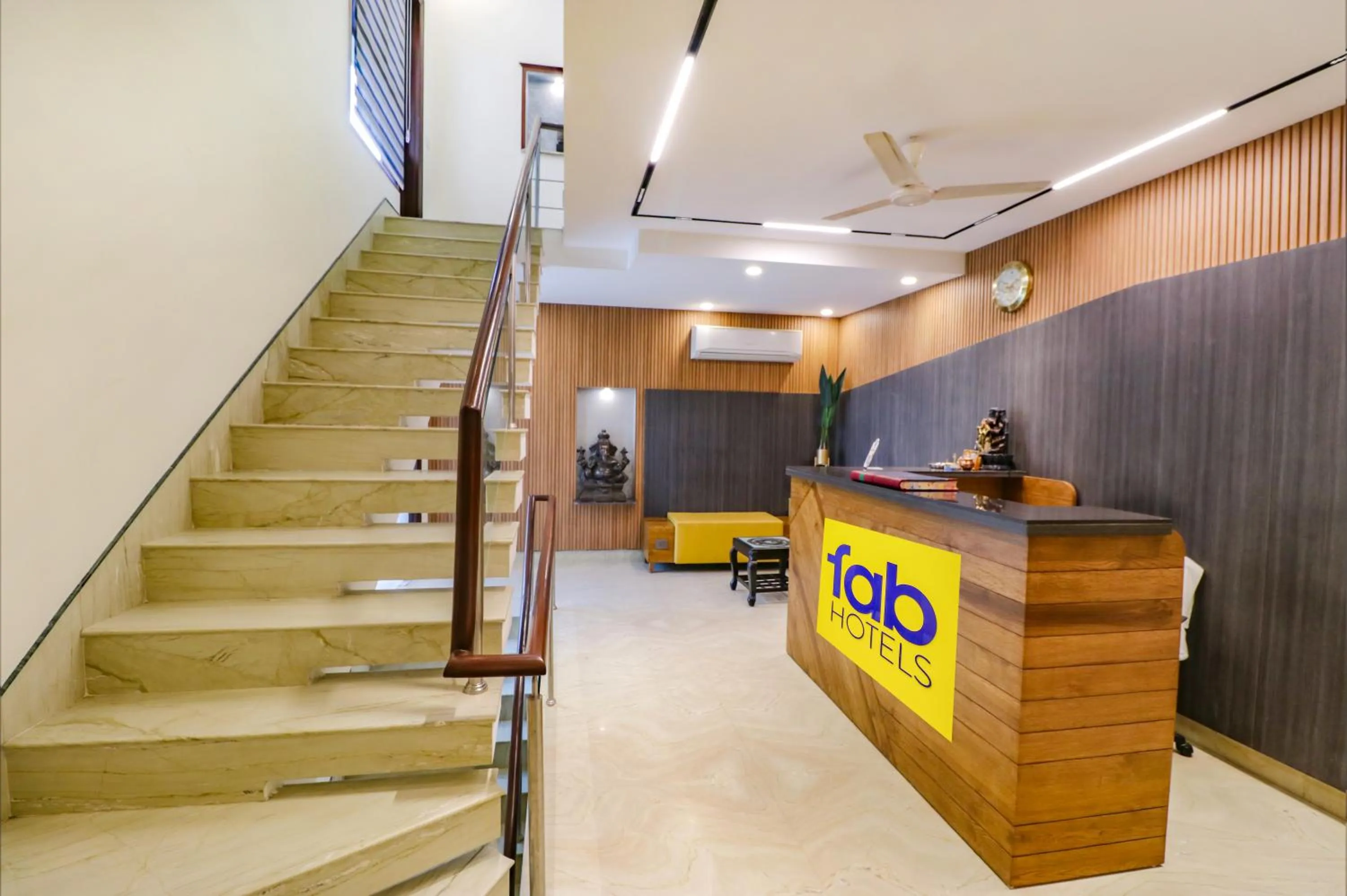 Lobby or reception in FabHotel RR Residency - DLF Cyber City, Gurugram