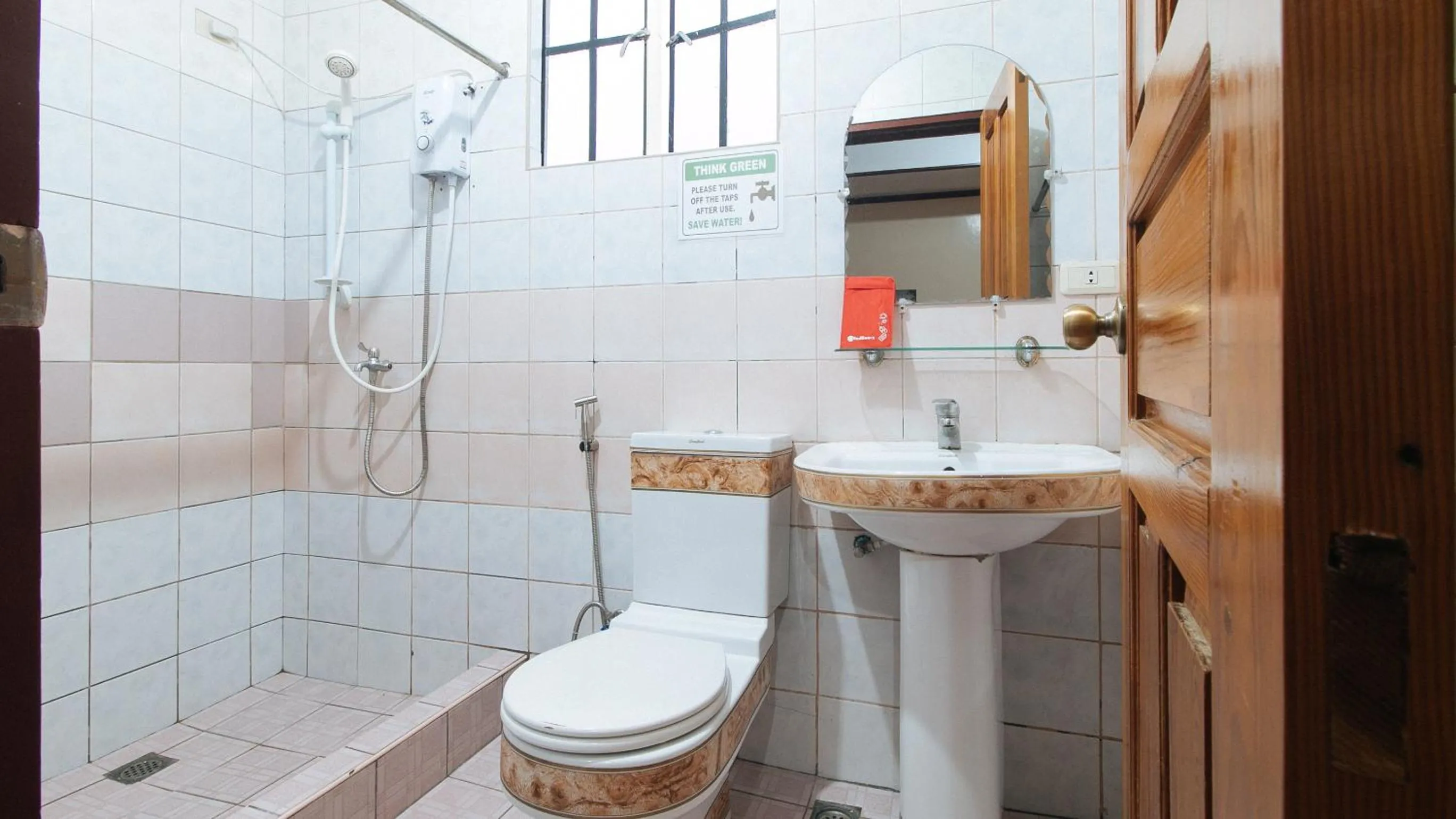 Shower in RedDoorz @ Sagada Sunrise View Homestay