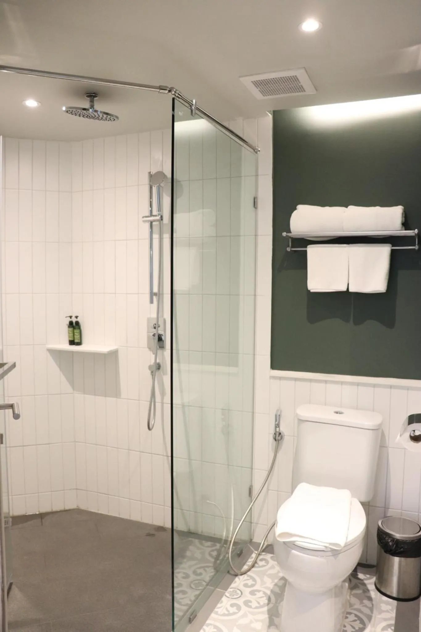 Shower in The Quarter Chaophraya by UHG