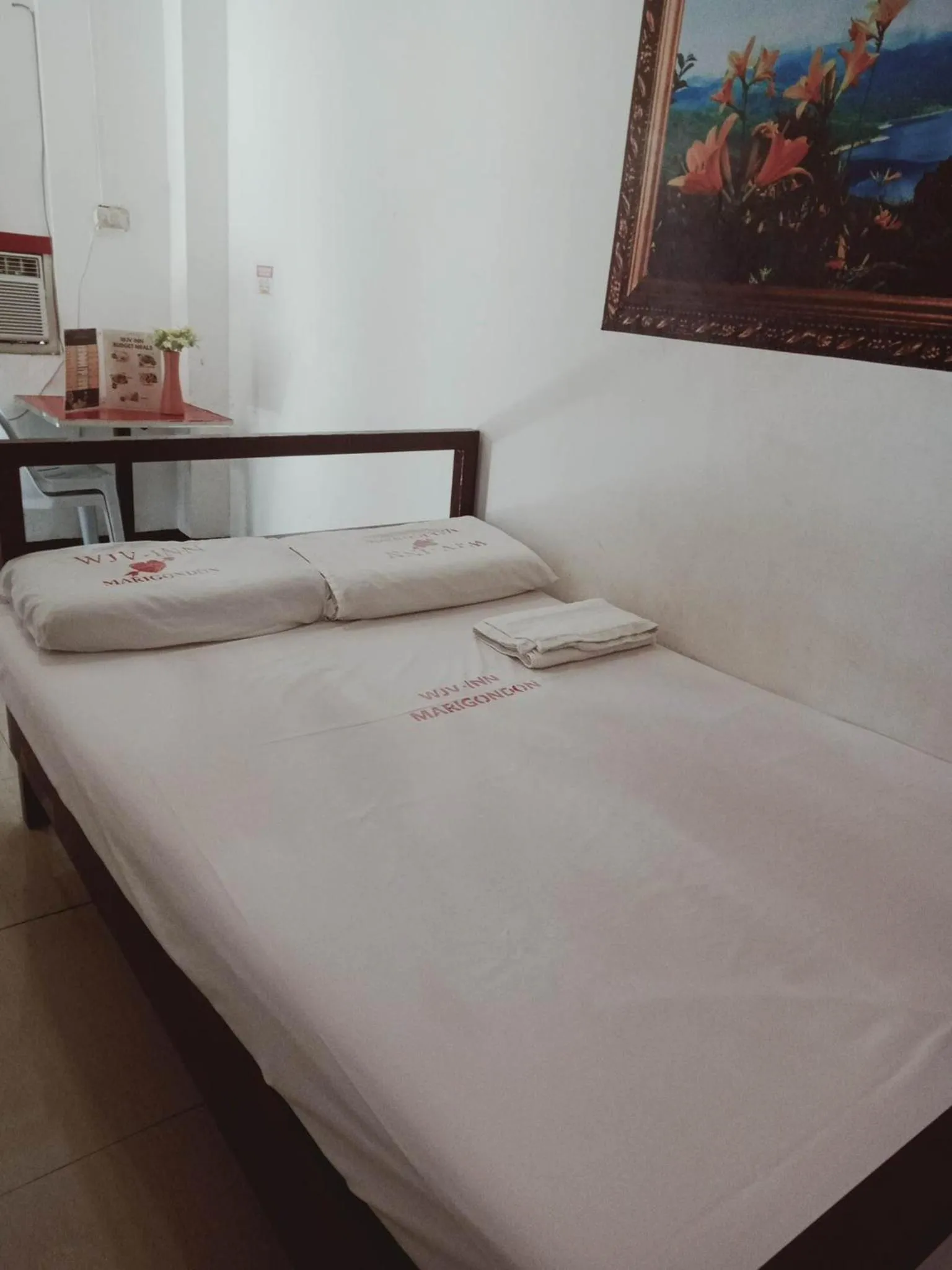 Bed in WJV INN Marigondon