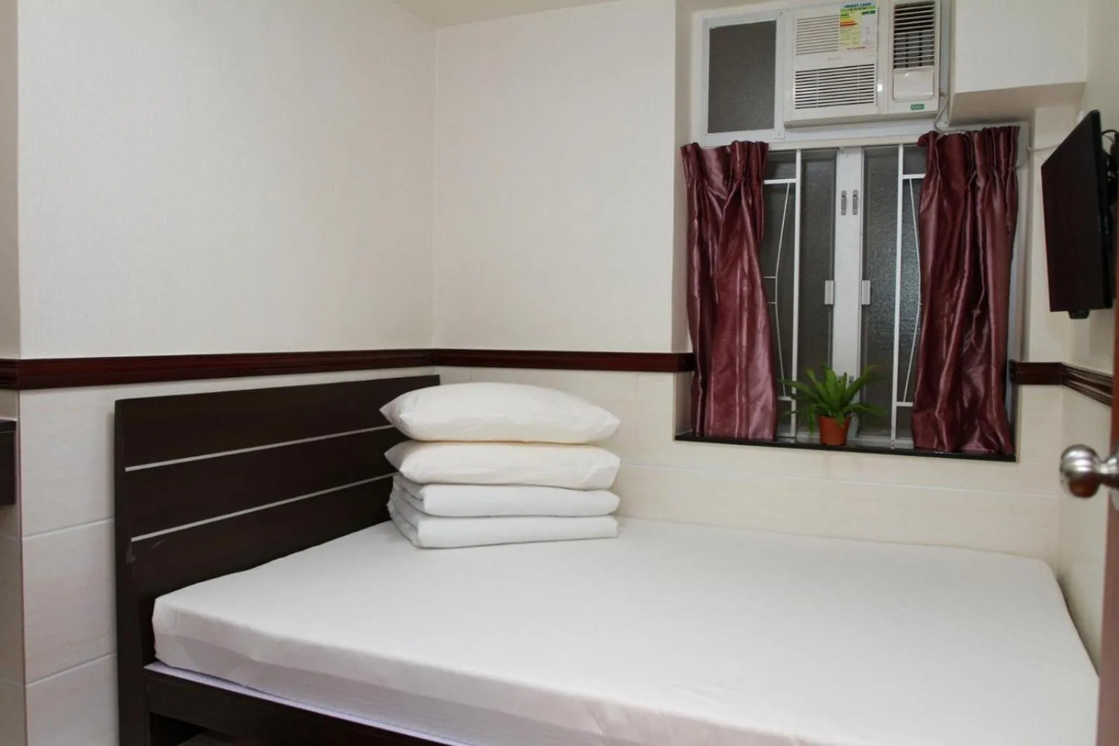 Photo of the whole room in National Inn