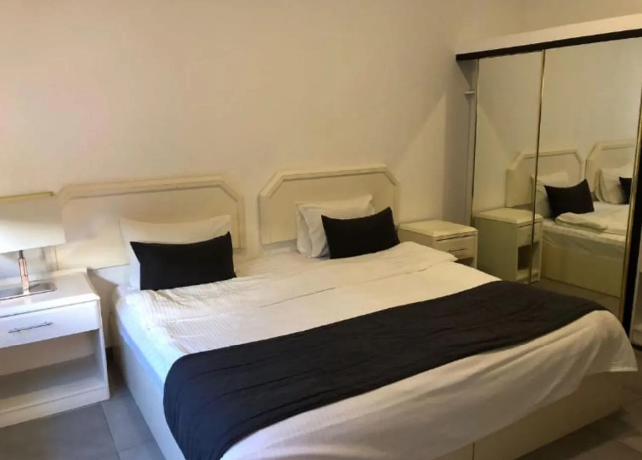 Bed in Weibdeh Heights Hotel Suites