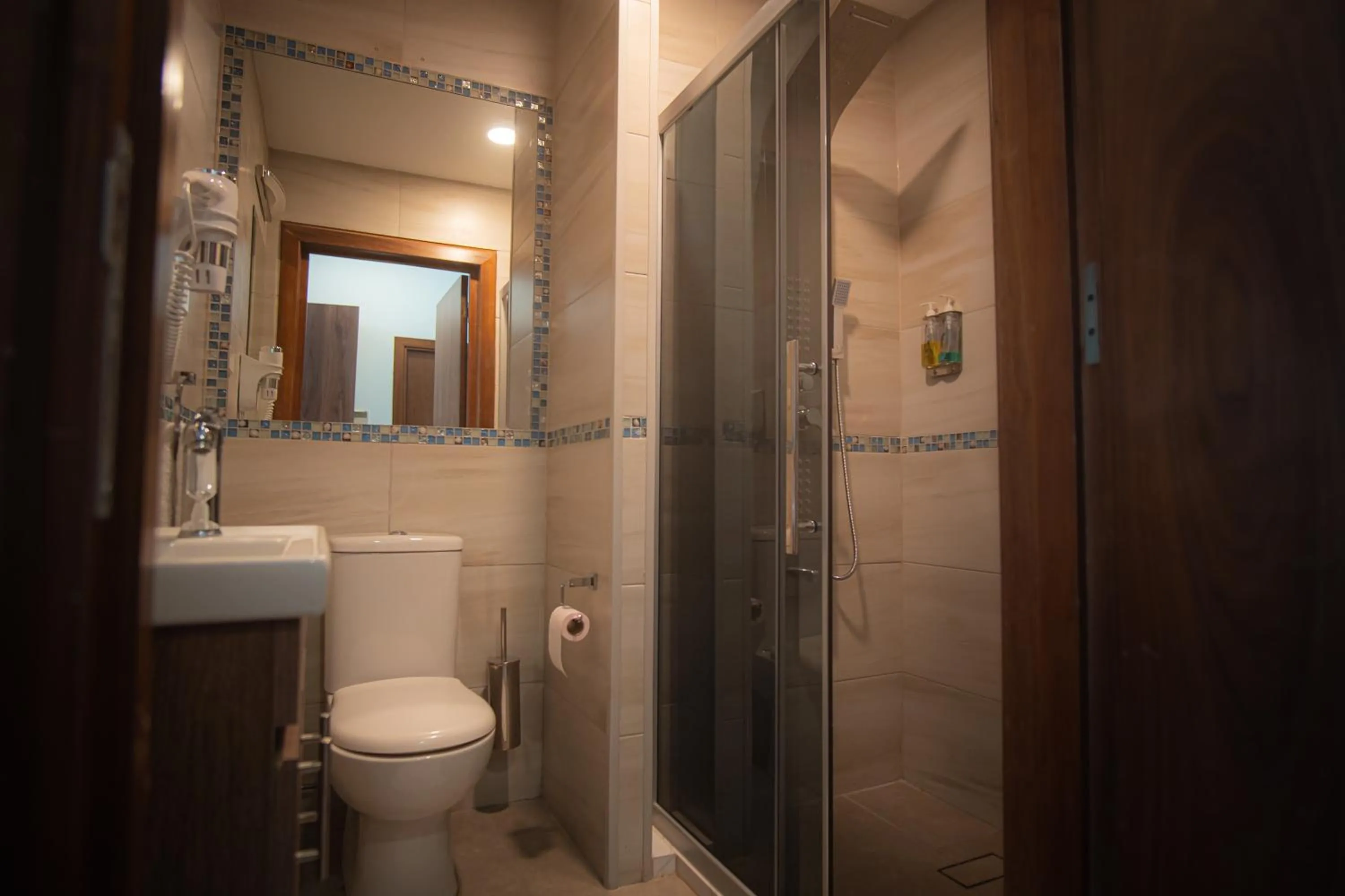 Shower in Weibdeh Heights Hotel Suites
