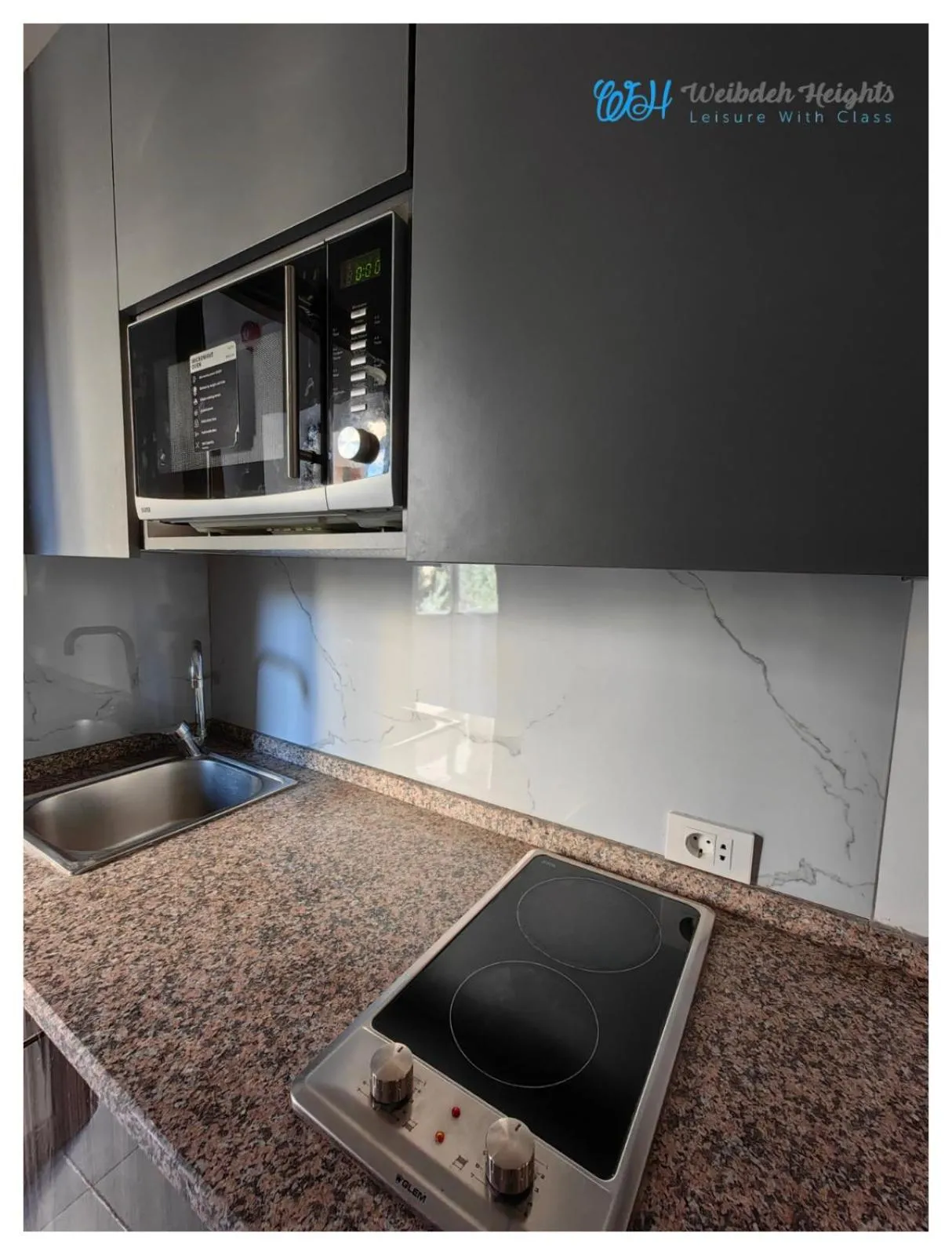 Kitchen or kitchenette in Weibdeh Heights Hotel Suites
