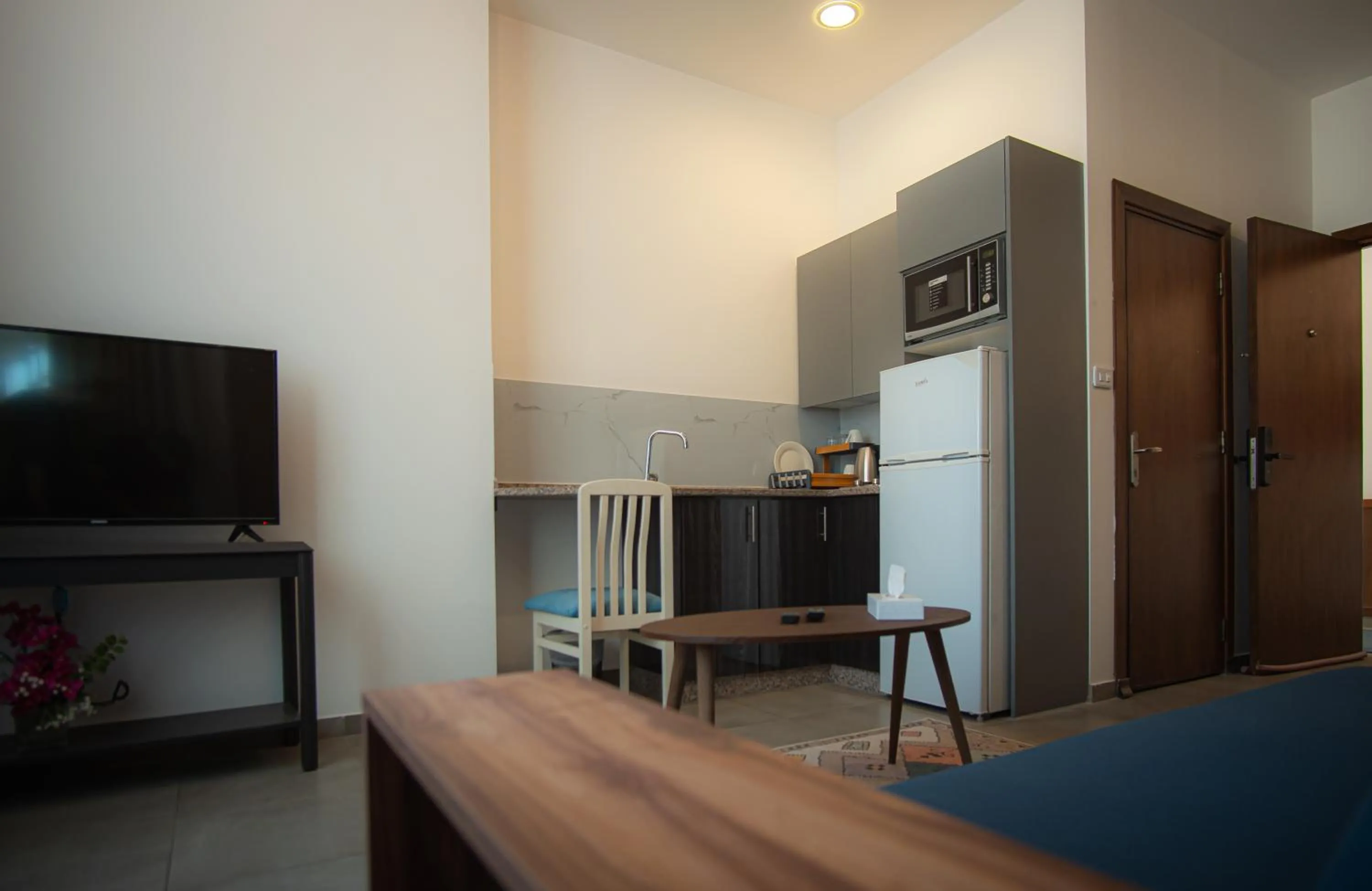 Kitchen or kitchenette in Weibdeh Heights Hotel Suites