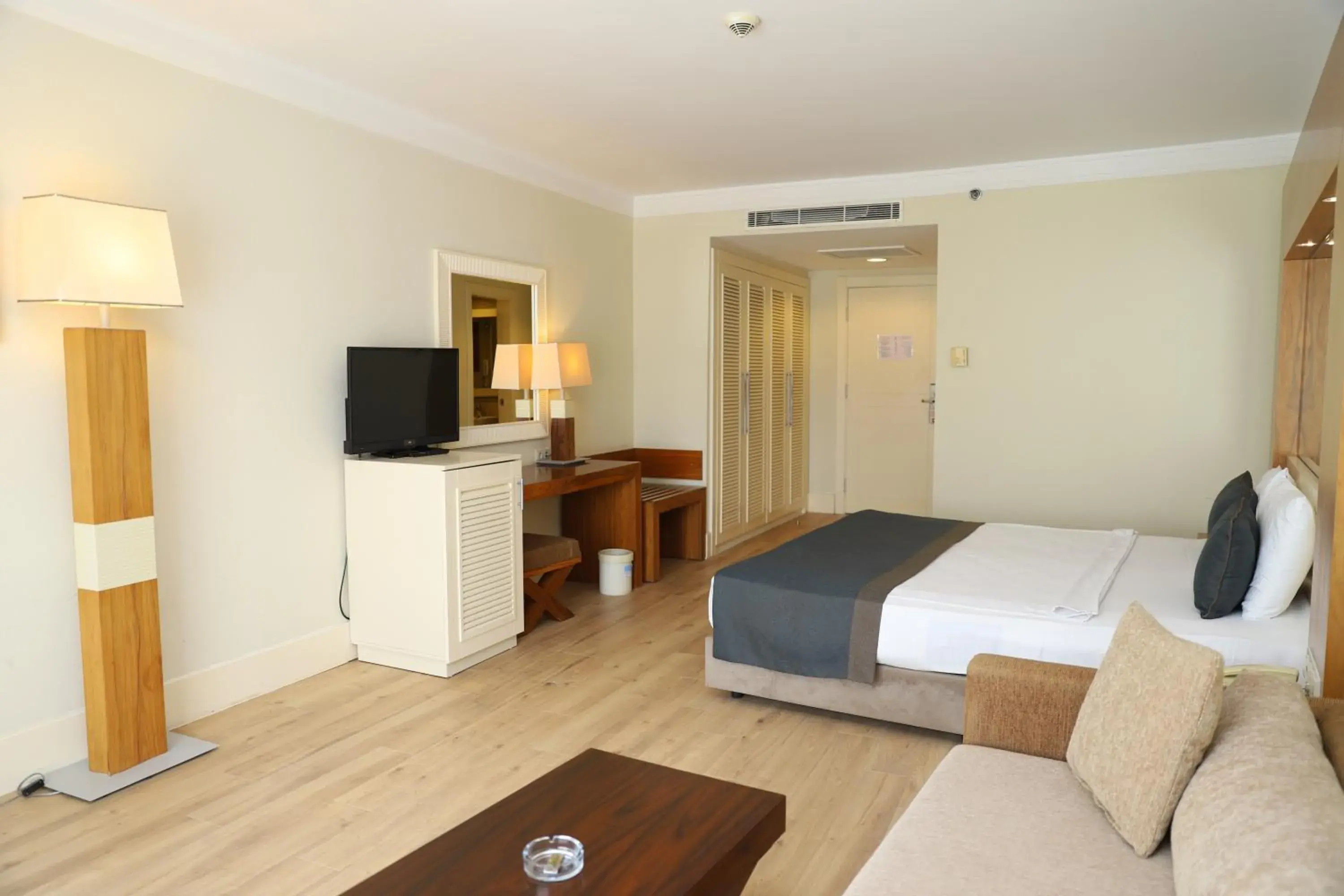 Communal lounge/ TV room, Bed in Meder Resort Hotel - Ultra All Inclusive Communal lounge/ TV room, Bed in Meder Resort Hotel - Ultra All Inclusive