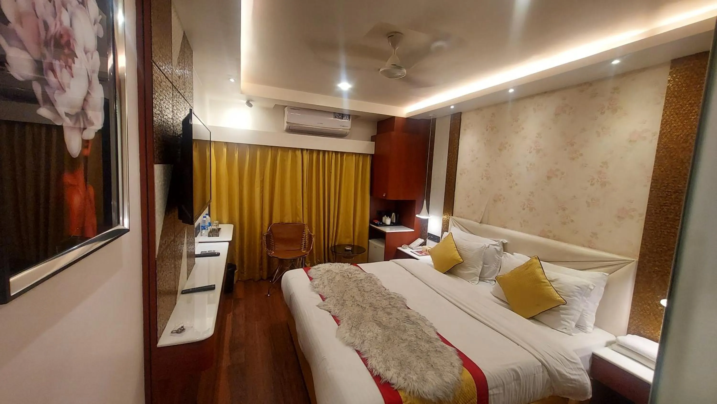 Photo of the whole room, Bed in Hotel Manila