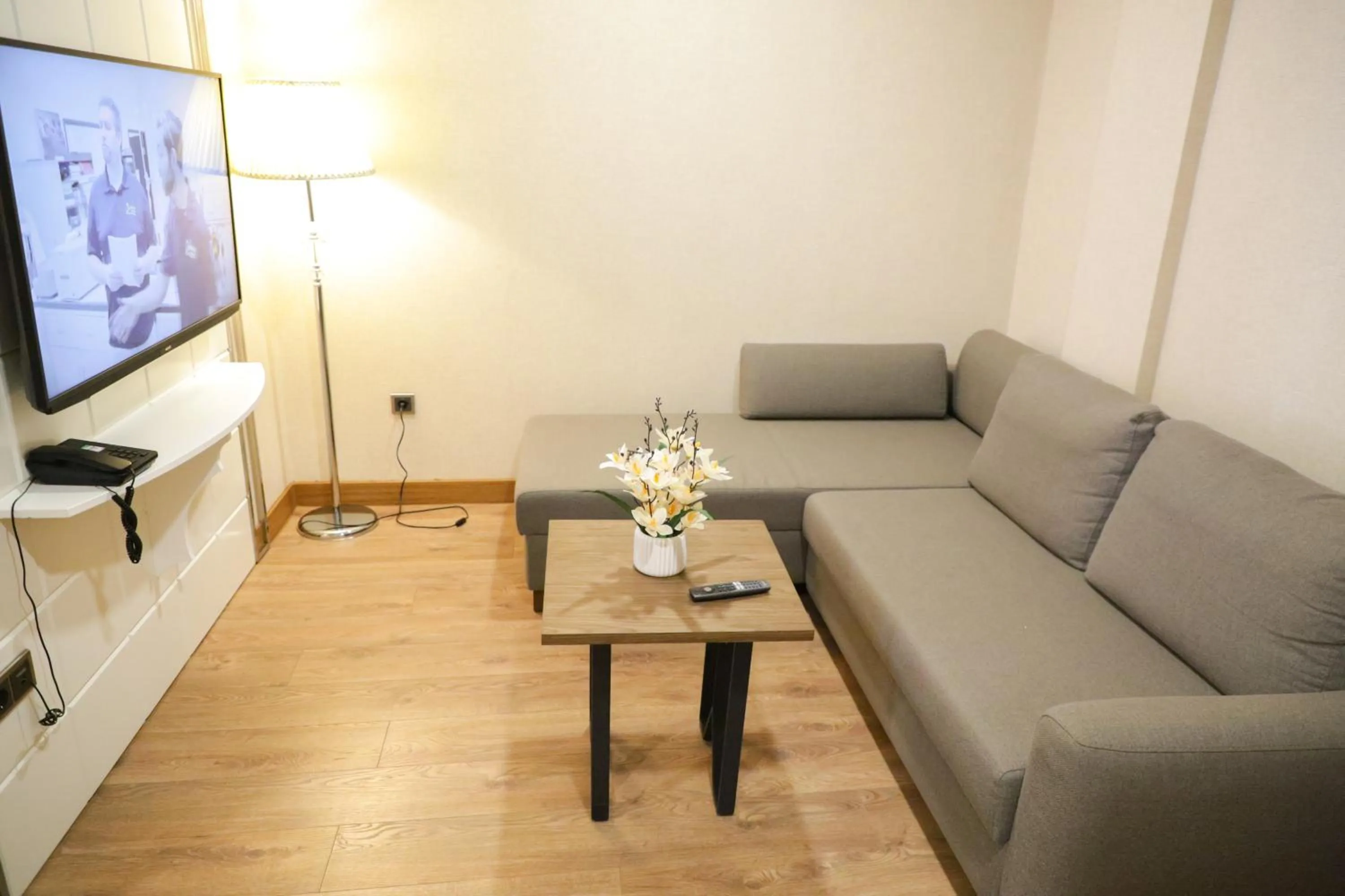 UNITED HOTEL INTERNATIONAL