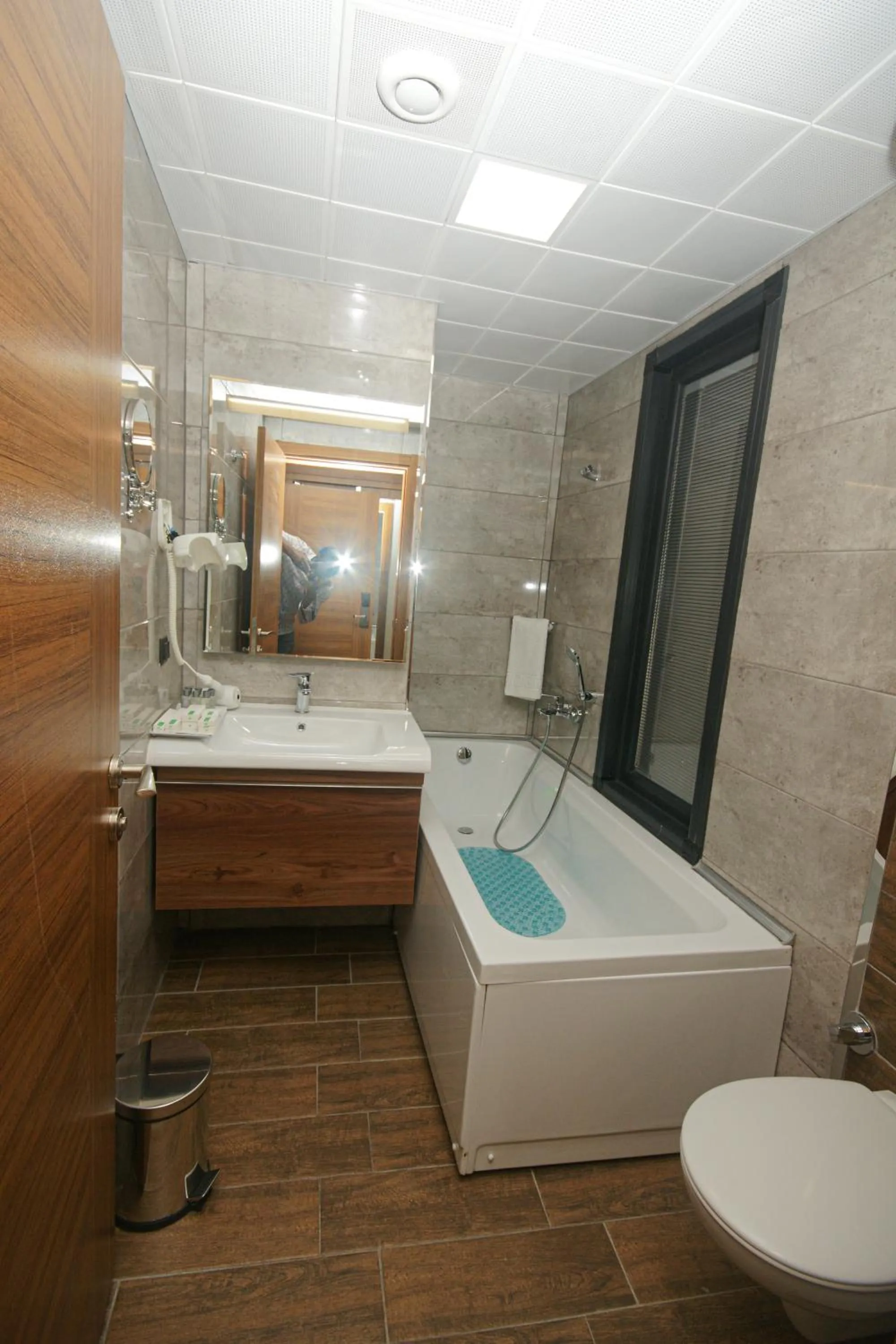 Shower in UNITED HOTEL INTERNATIONAL
