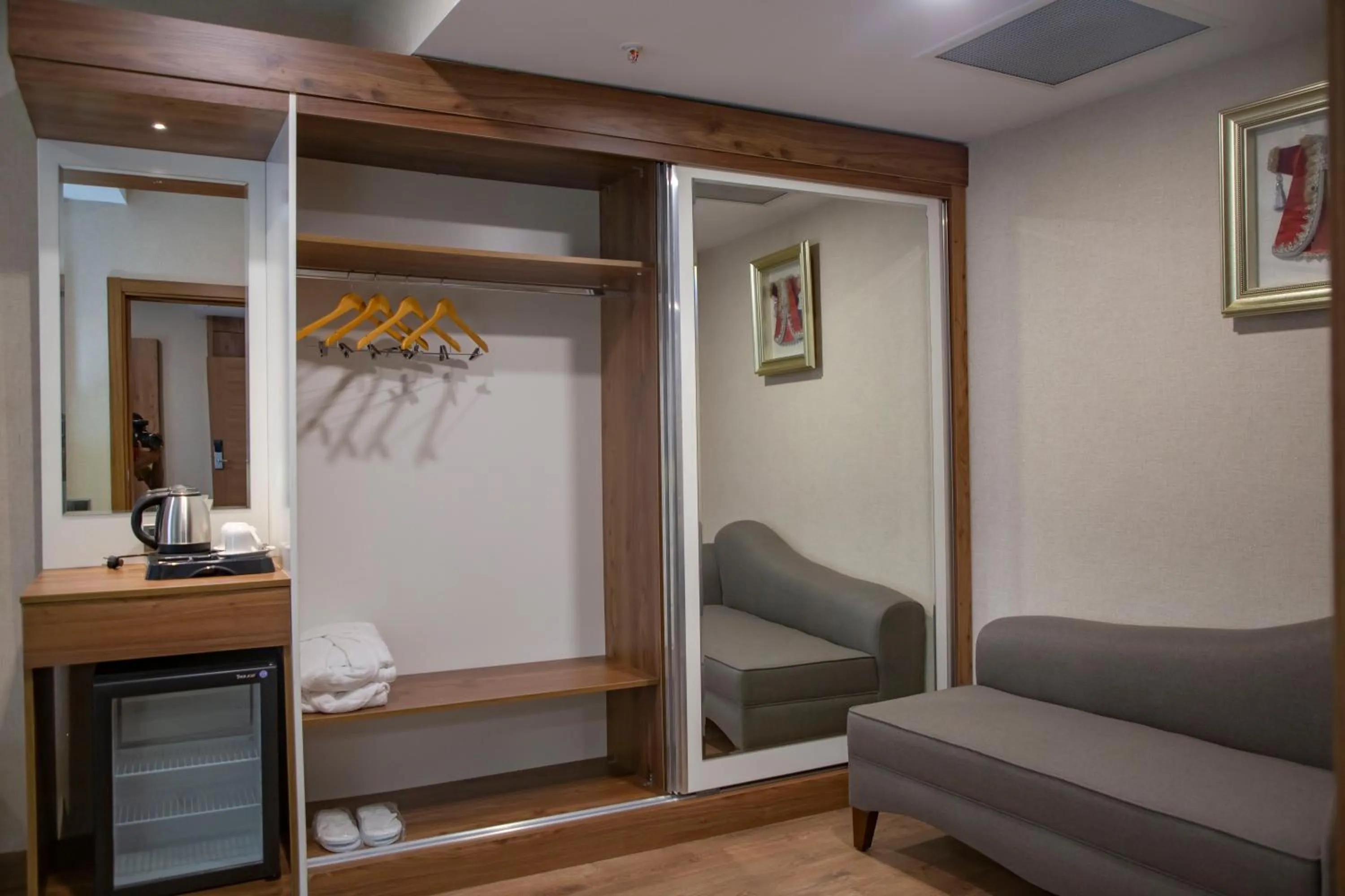 wardrobe in UNITED HOTEL INTERNATIONAL