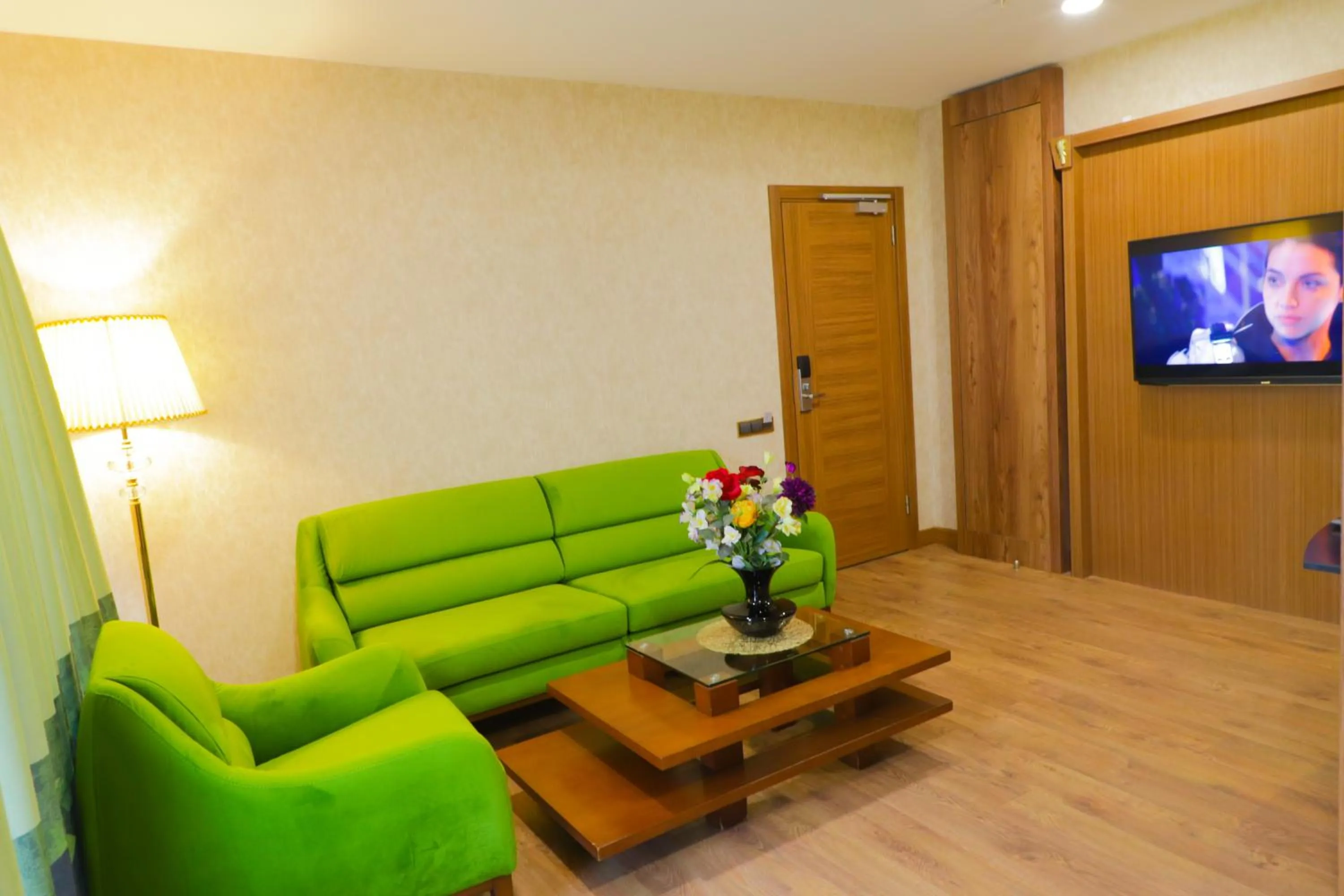 UNITED HOTEL INTERNATIONAL