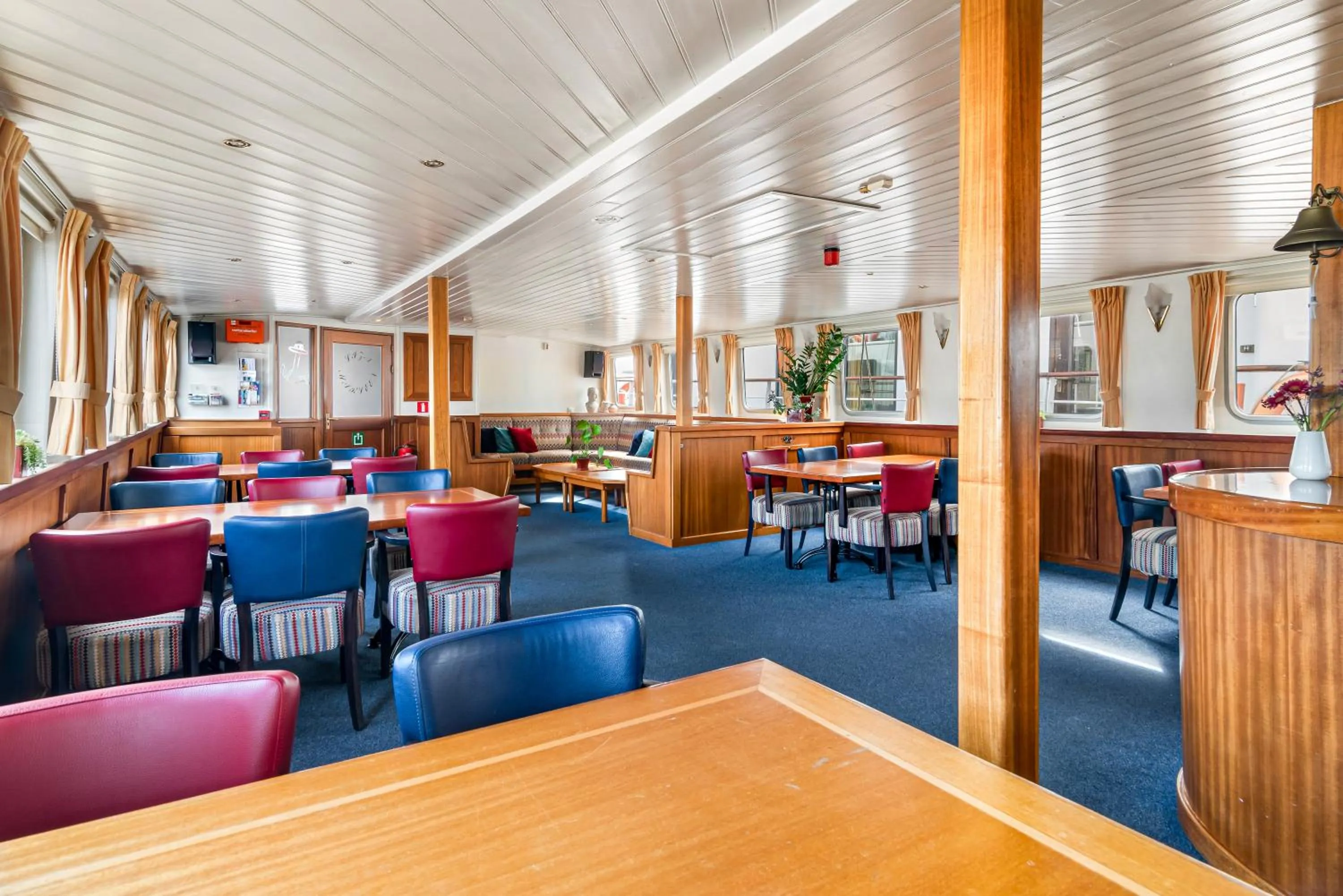 Communal lounge/ TV room in Botel Liza Marleen