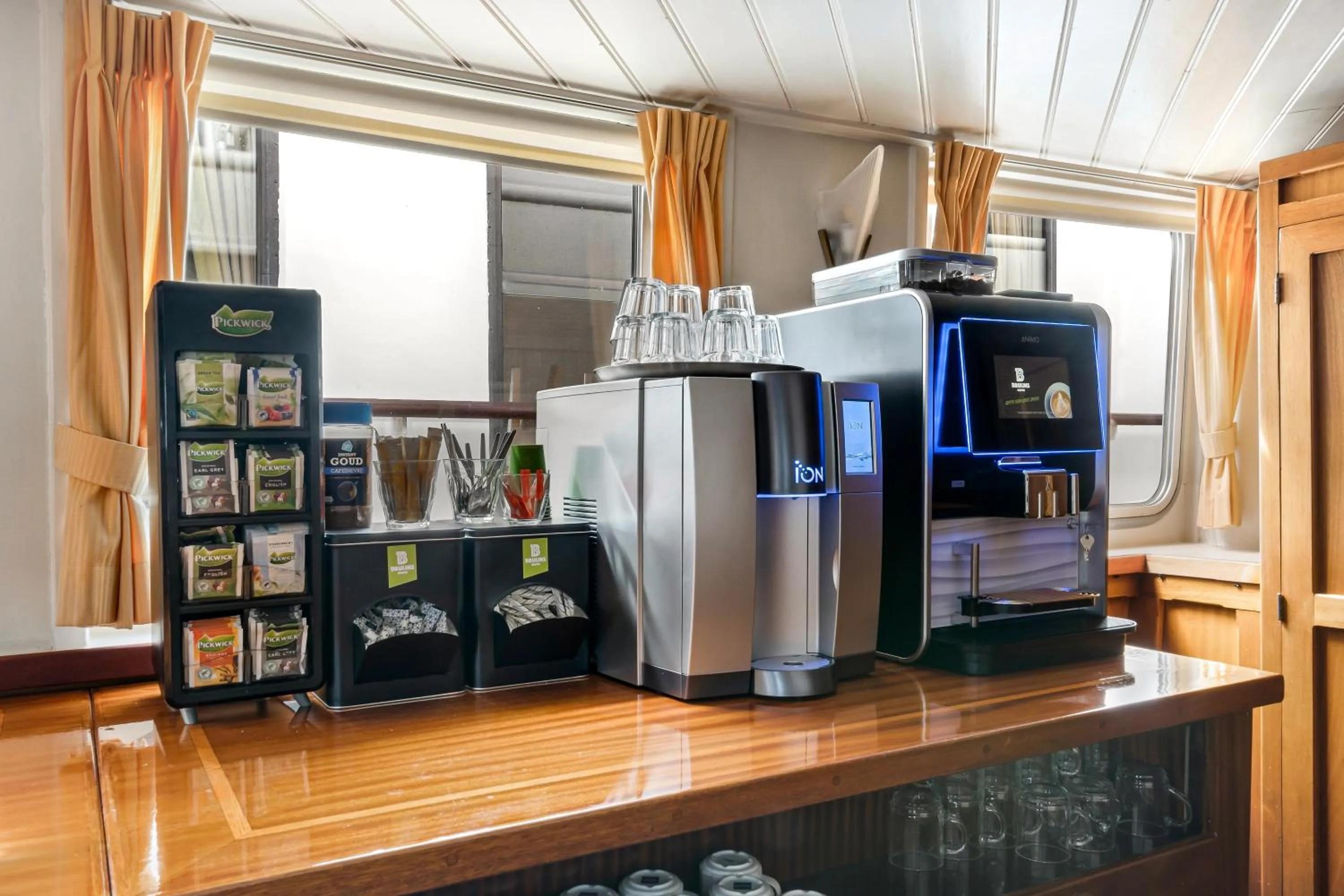 Coffee/tea facilities in Botel Liza Marleen