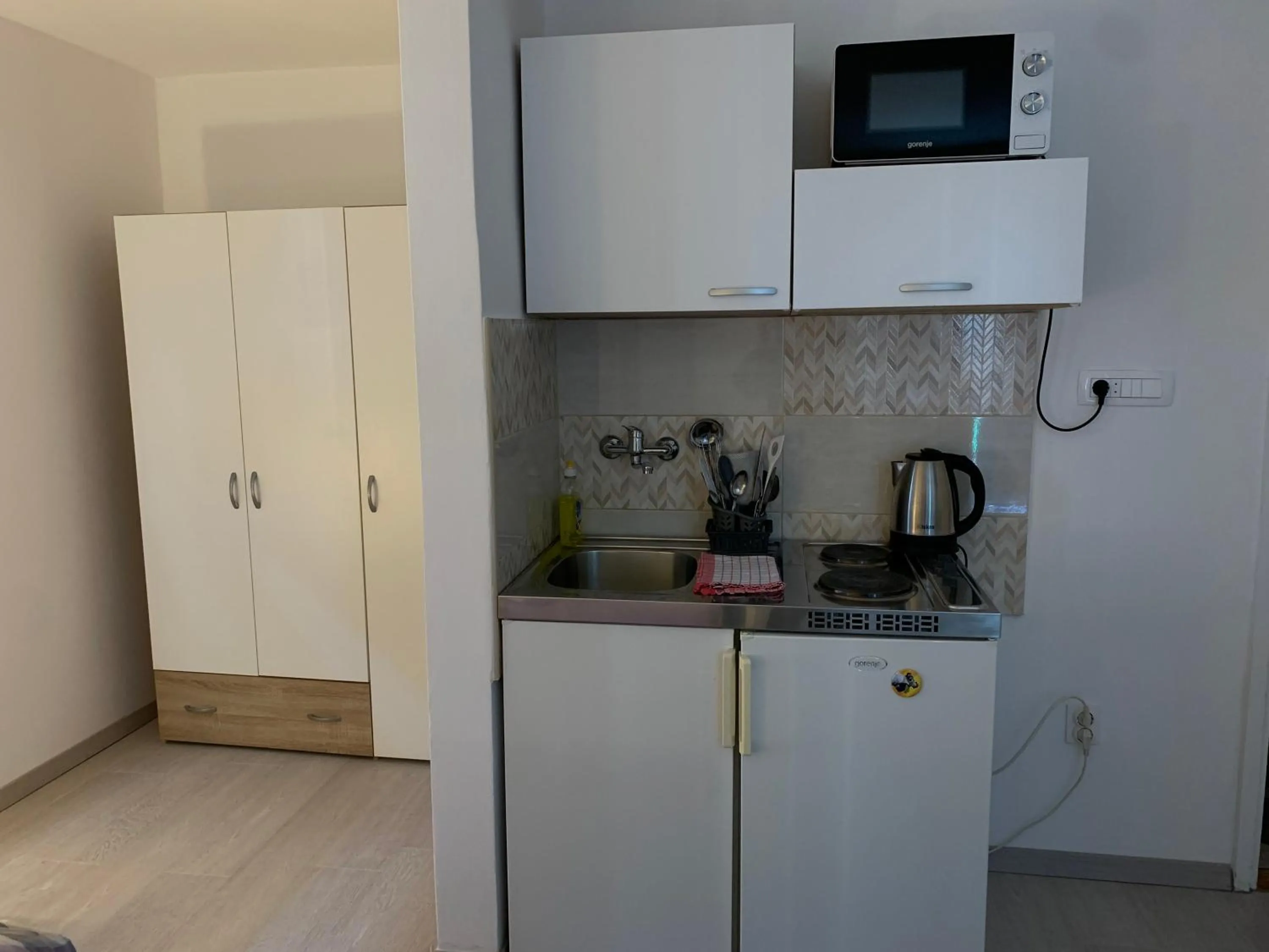 kitchen in Apartmani i sobe Đurđan