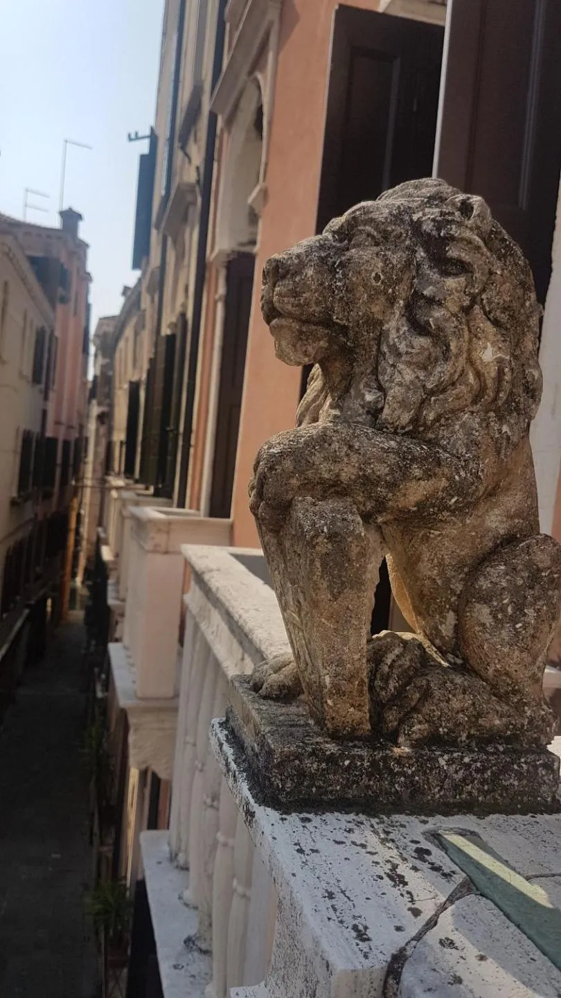 Decorative detail in Ca' Bragadin e Carabba