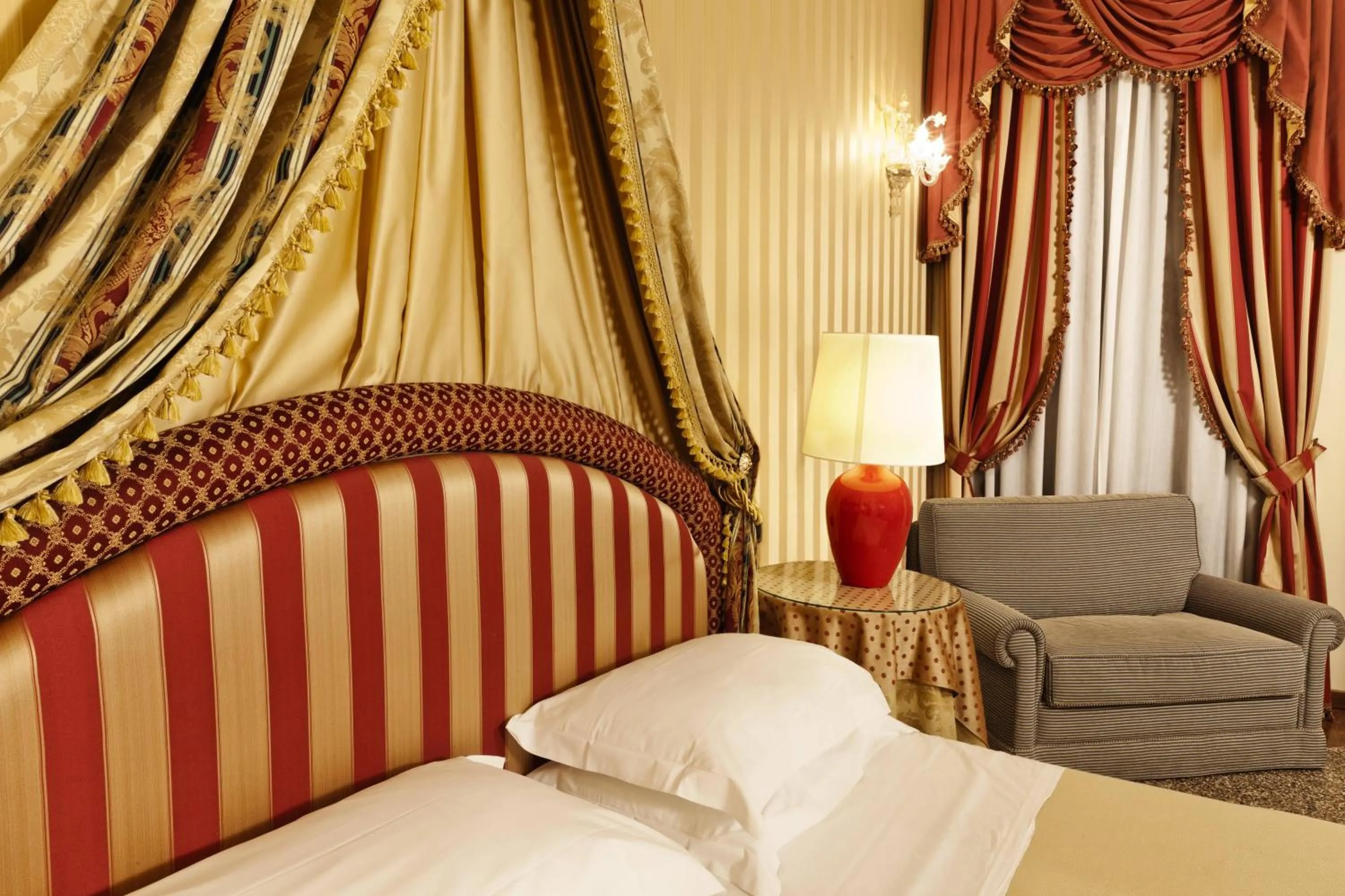 Photo of the whole room, Bed in Ca' Bragadin e Carabba