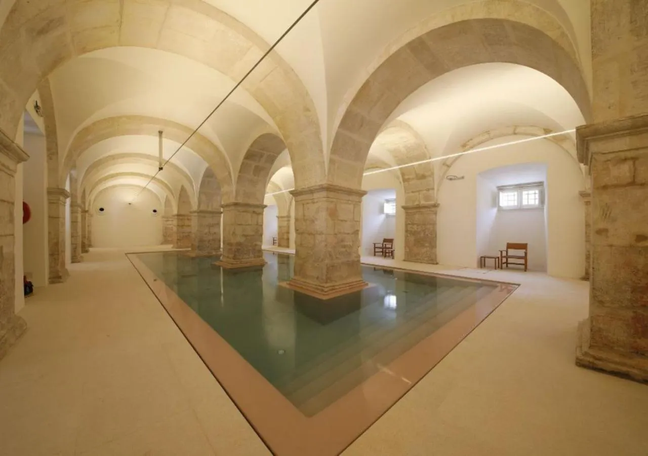 Swimming pool in Montebelo Mosteiro de Alcobaça Historic Hotel