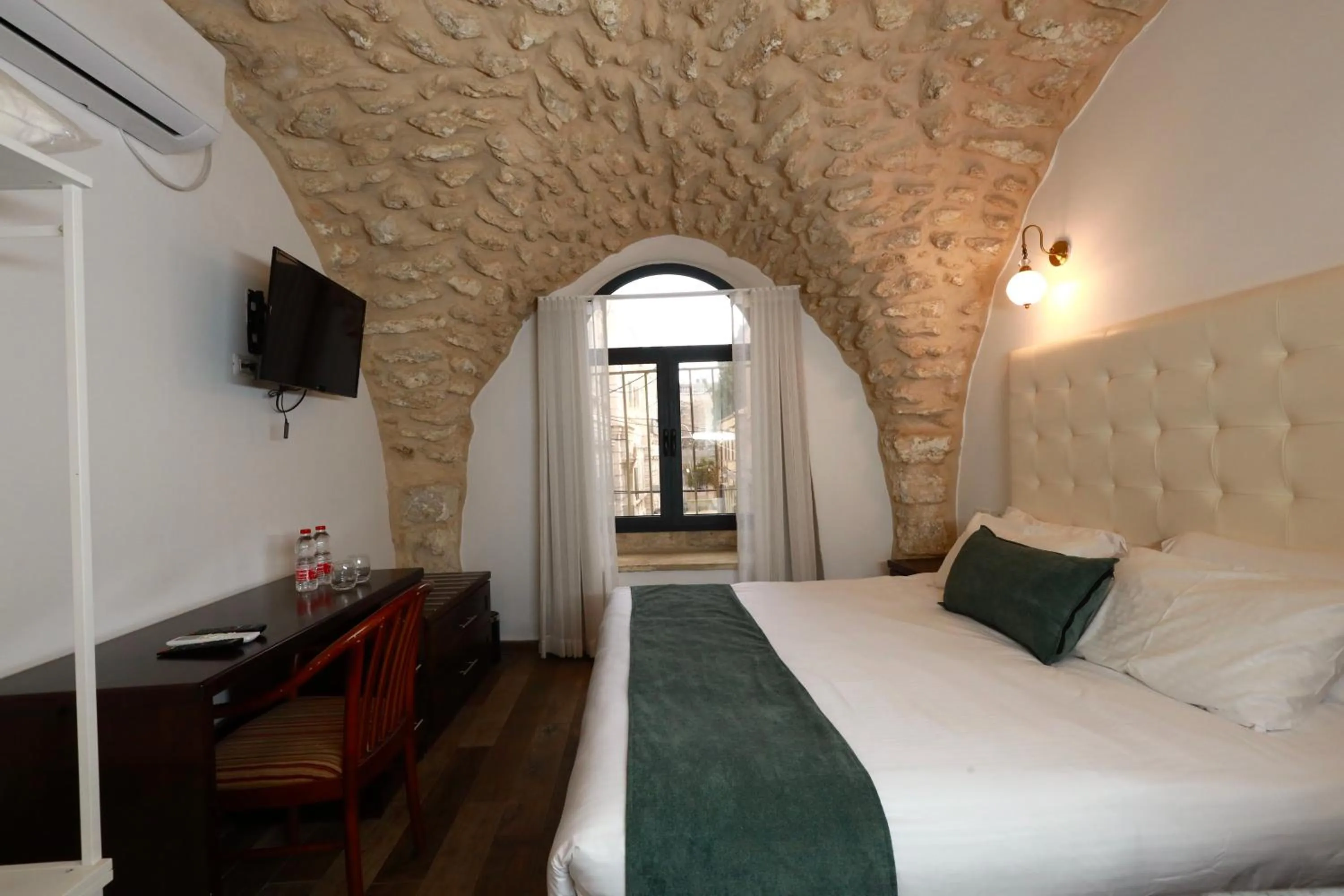 Bed in Petrakis Inn
