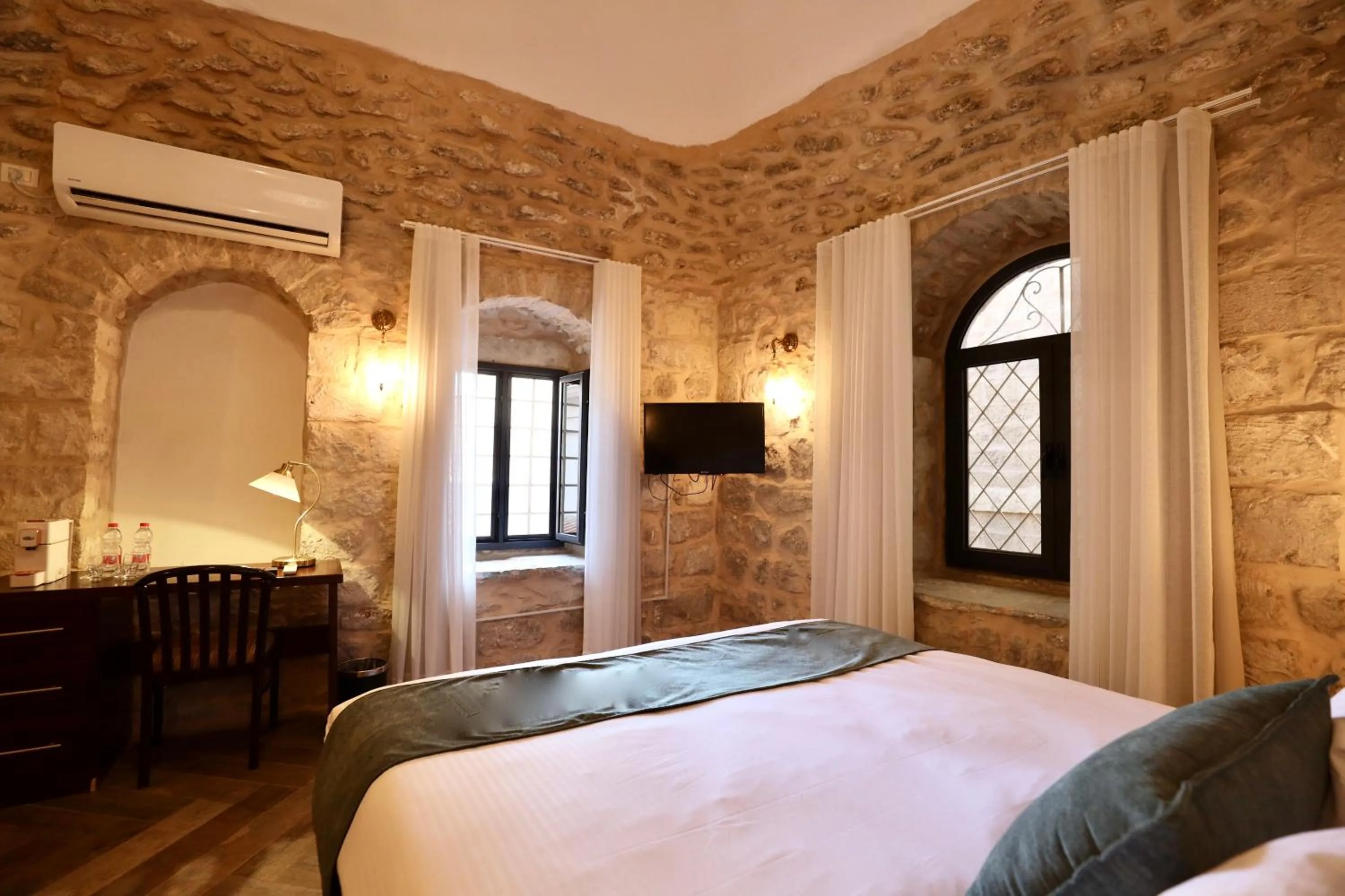 Bed in Petrakis Inn
