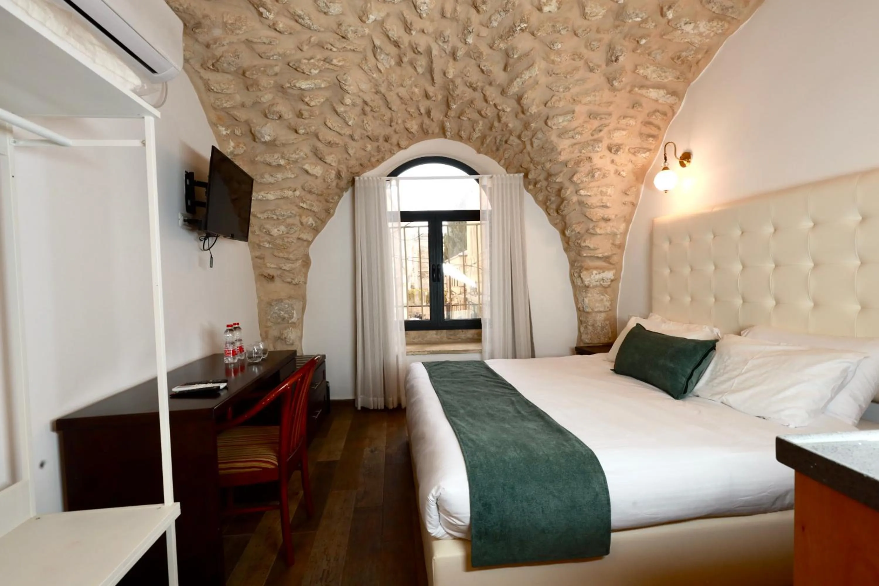 Bed in Petrakis Inn