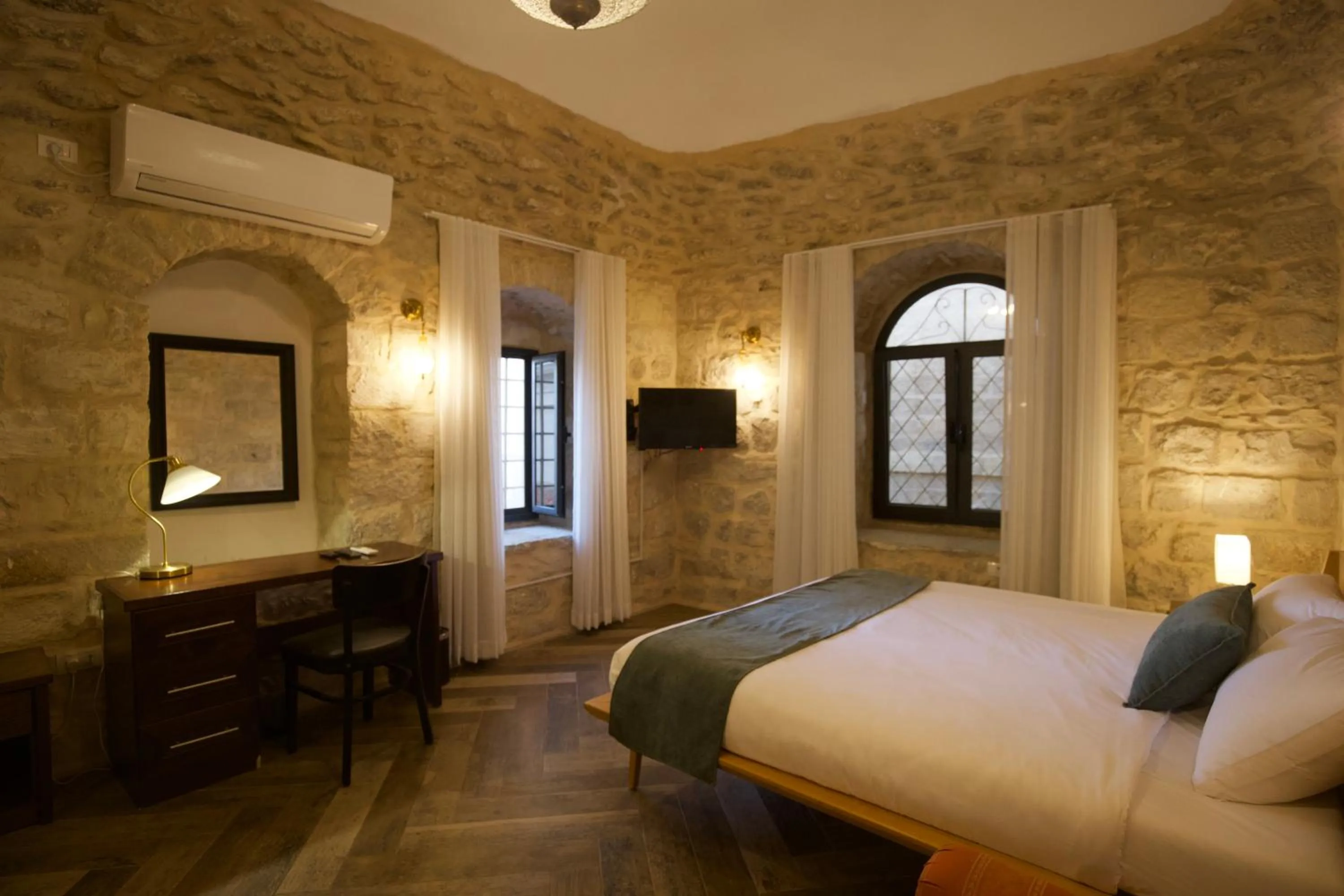 Bed in Petrakis Inn