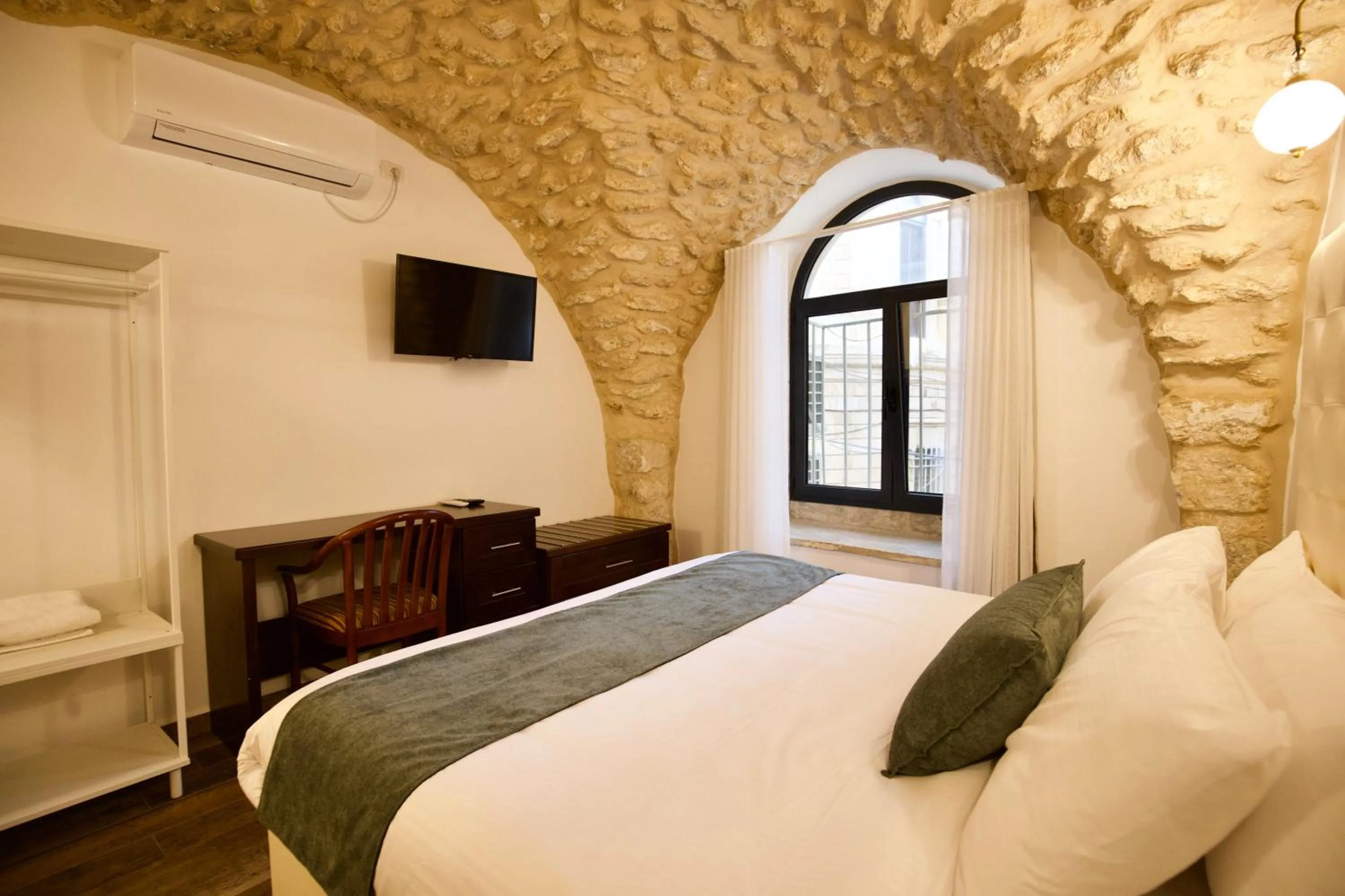 Bed in Petrakis Inn