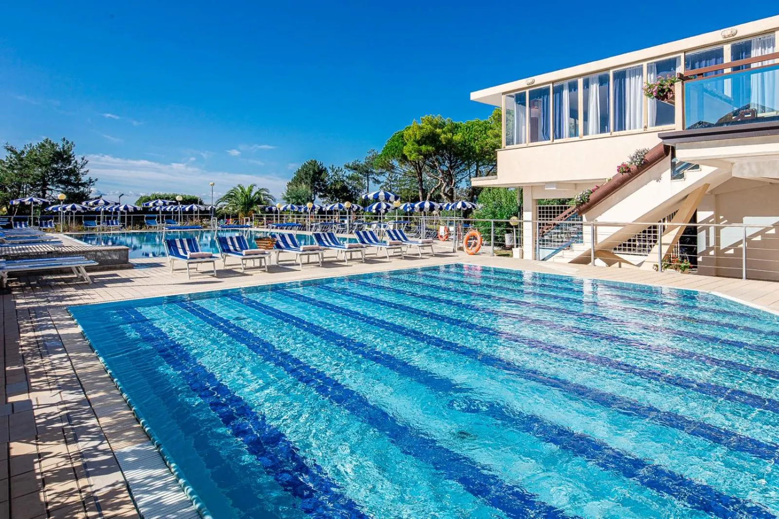 Swimming pool in Hotel Palace