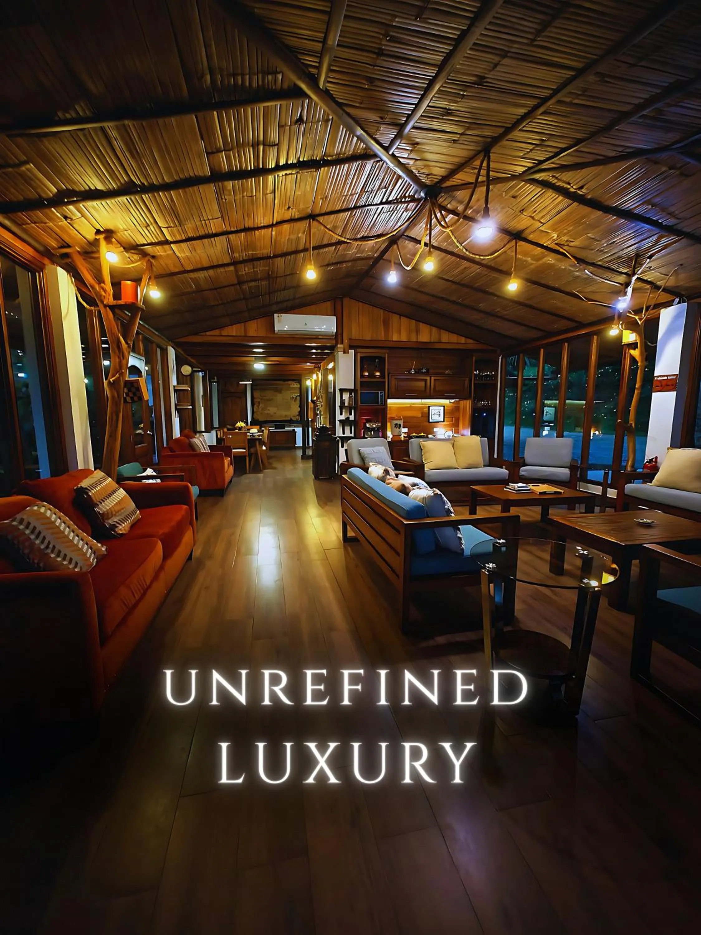 Lounge or bar in The River House - Upscale Lodge