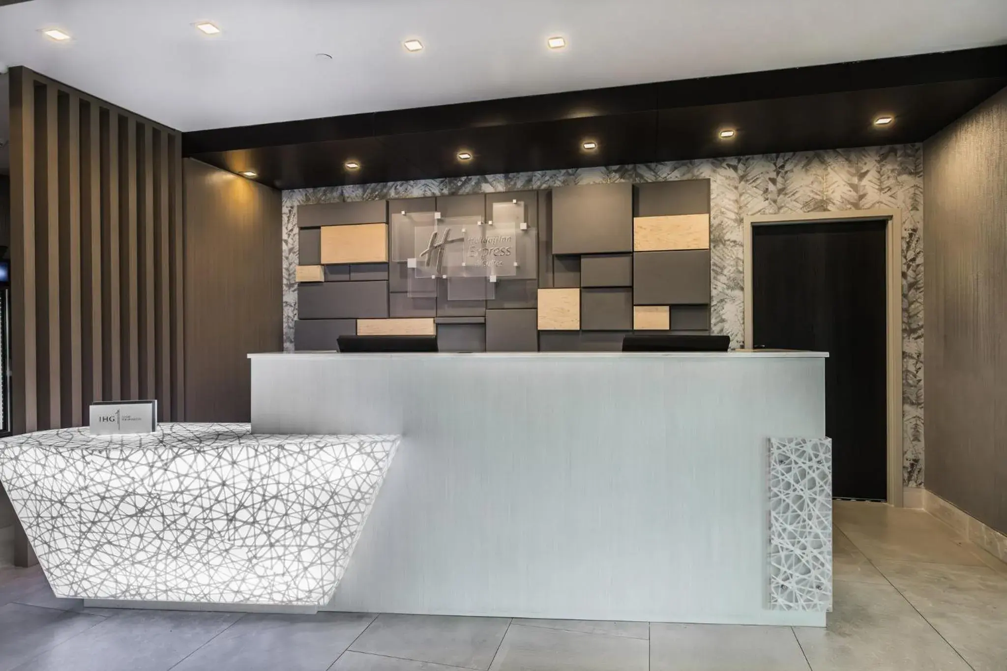 Property building in Holiday Inn Express & Suites Toronto Airport South by IHG Property building in Holiday Inn Express & Suites Toronto Airport South by IHG