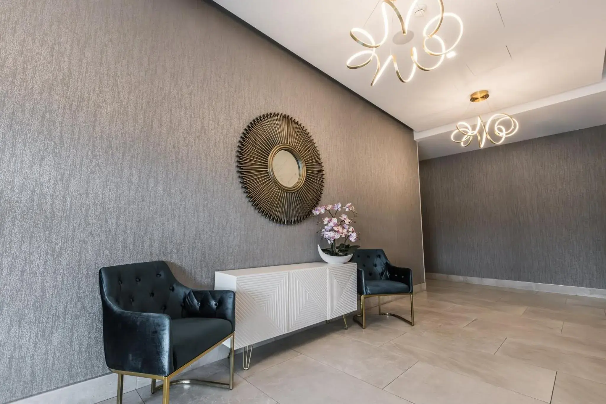 Property building in Holiday Inn Express & Suites Toronto Airport South by IHG Property building in Holiday Inn Express & Suites Toronto Airport South by IHG