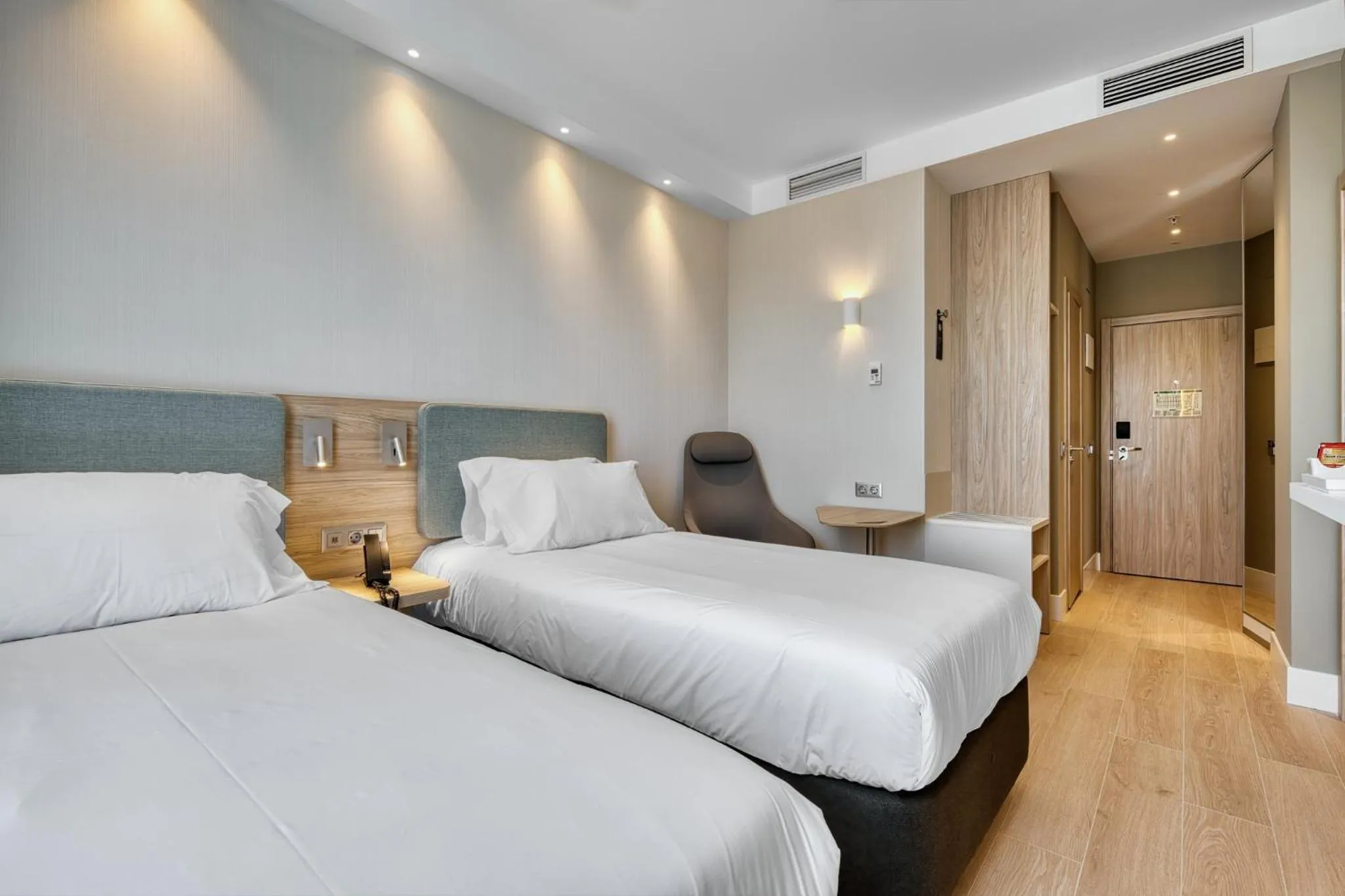Photo of the whole room, Bed in Holiday Inn Express - Madrid - Airport by IHG