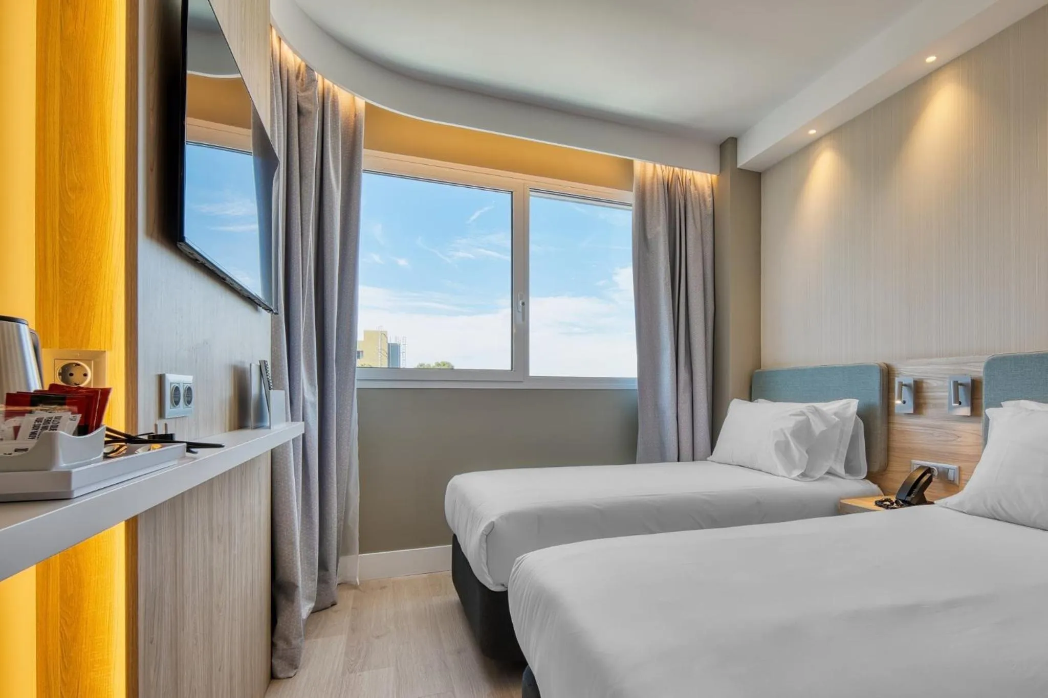 Photo of the whole room, Bed in Holiday Inn Express - Madrid - Airport by IHG