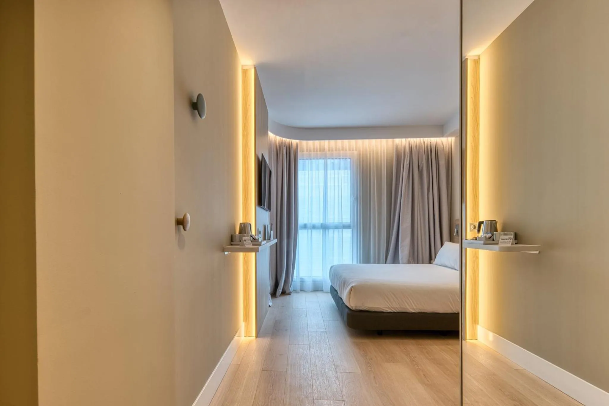 Photo of the whole room, Bed in Holiday Inn Express - Madrid - Airport by IHG