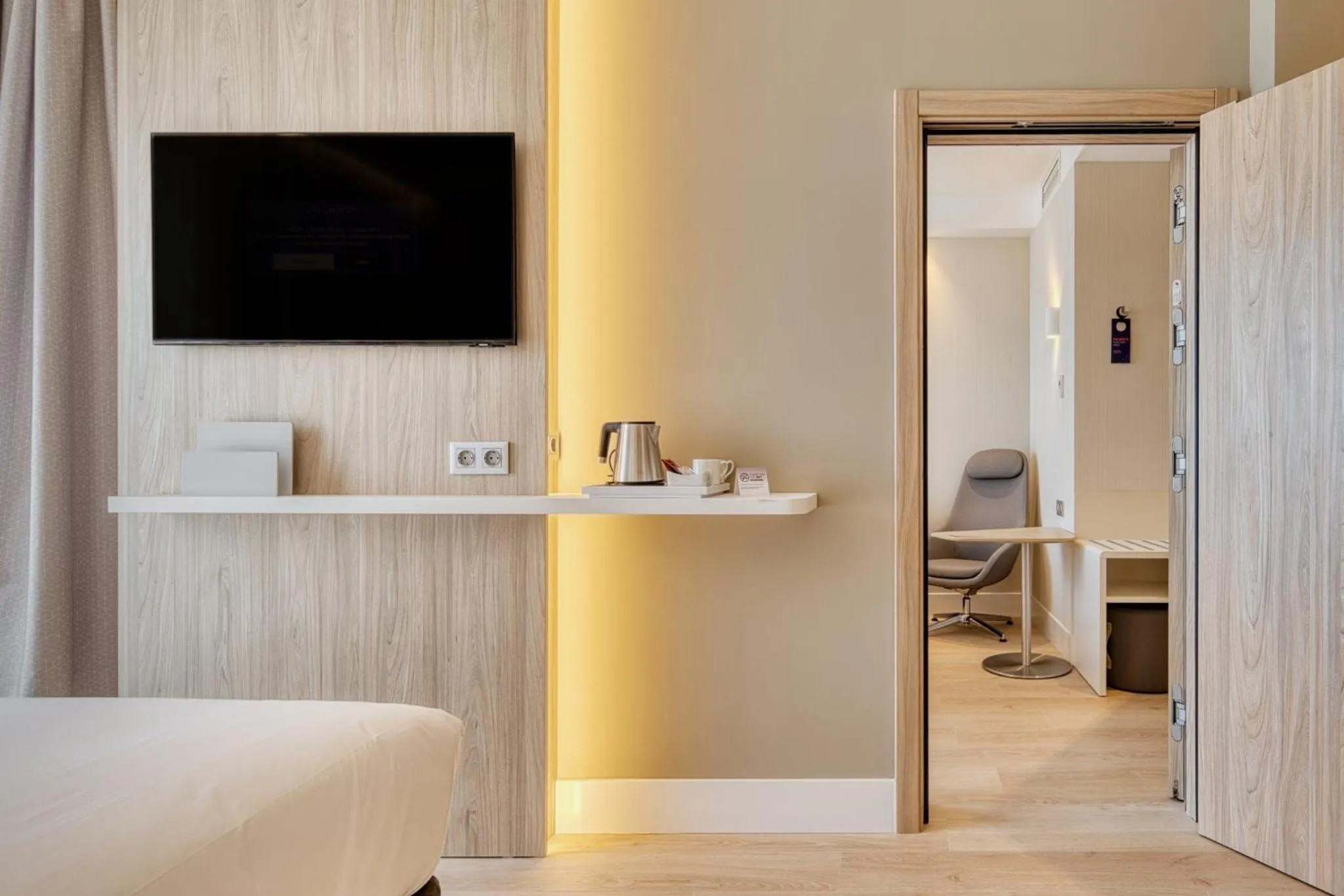 Photo of the whole room, Bed in Holiday Inn Express - Madrid - Airport by IHG