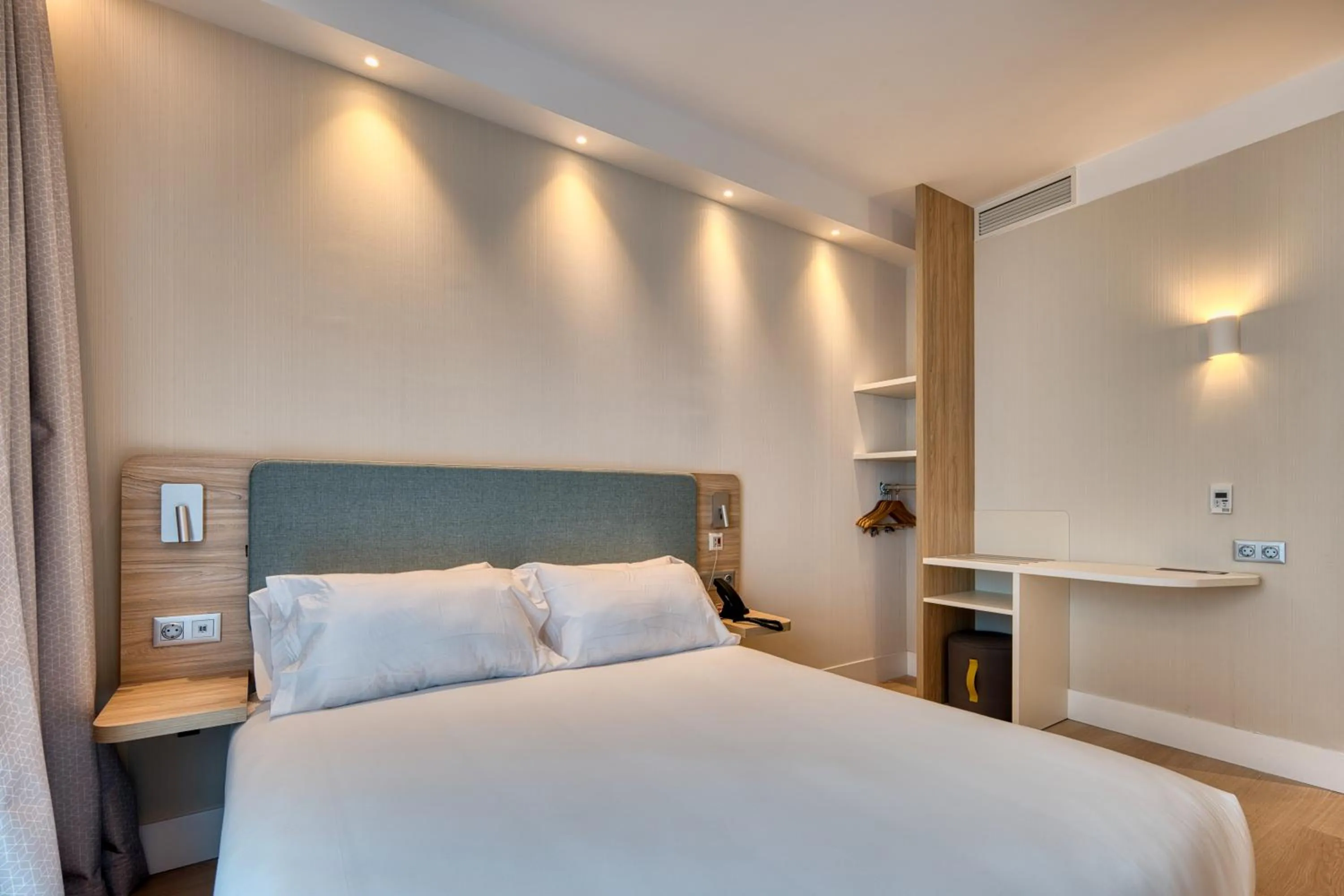 Bedroom, Bed in Holiday Inn Express - Madrid - Airport by IHG
