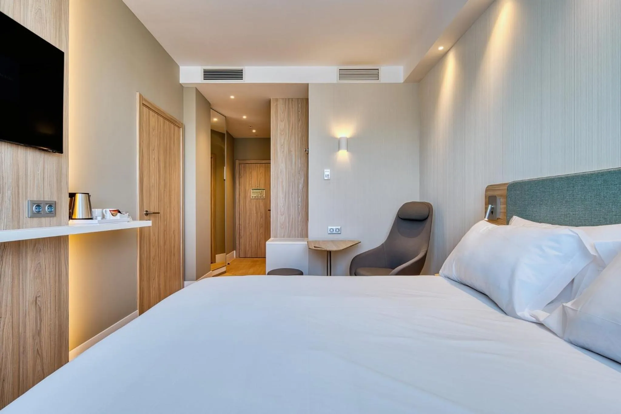 Photo of the whole room, Bed in Holiday Inn Express - Madrid - Airport by IHG