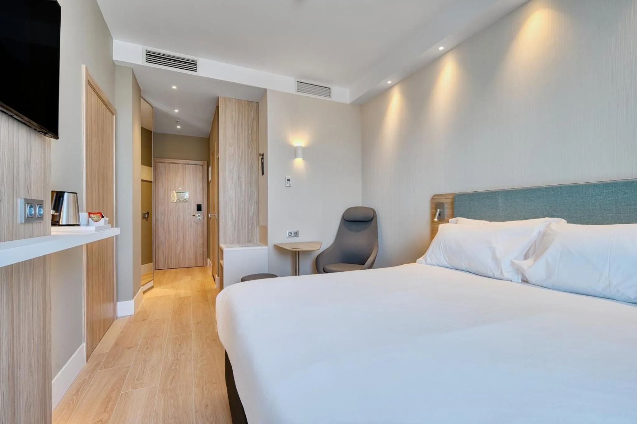 Photo of the whole room, Bed in Holiday Inn Express - Madrid - Airport by IHG