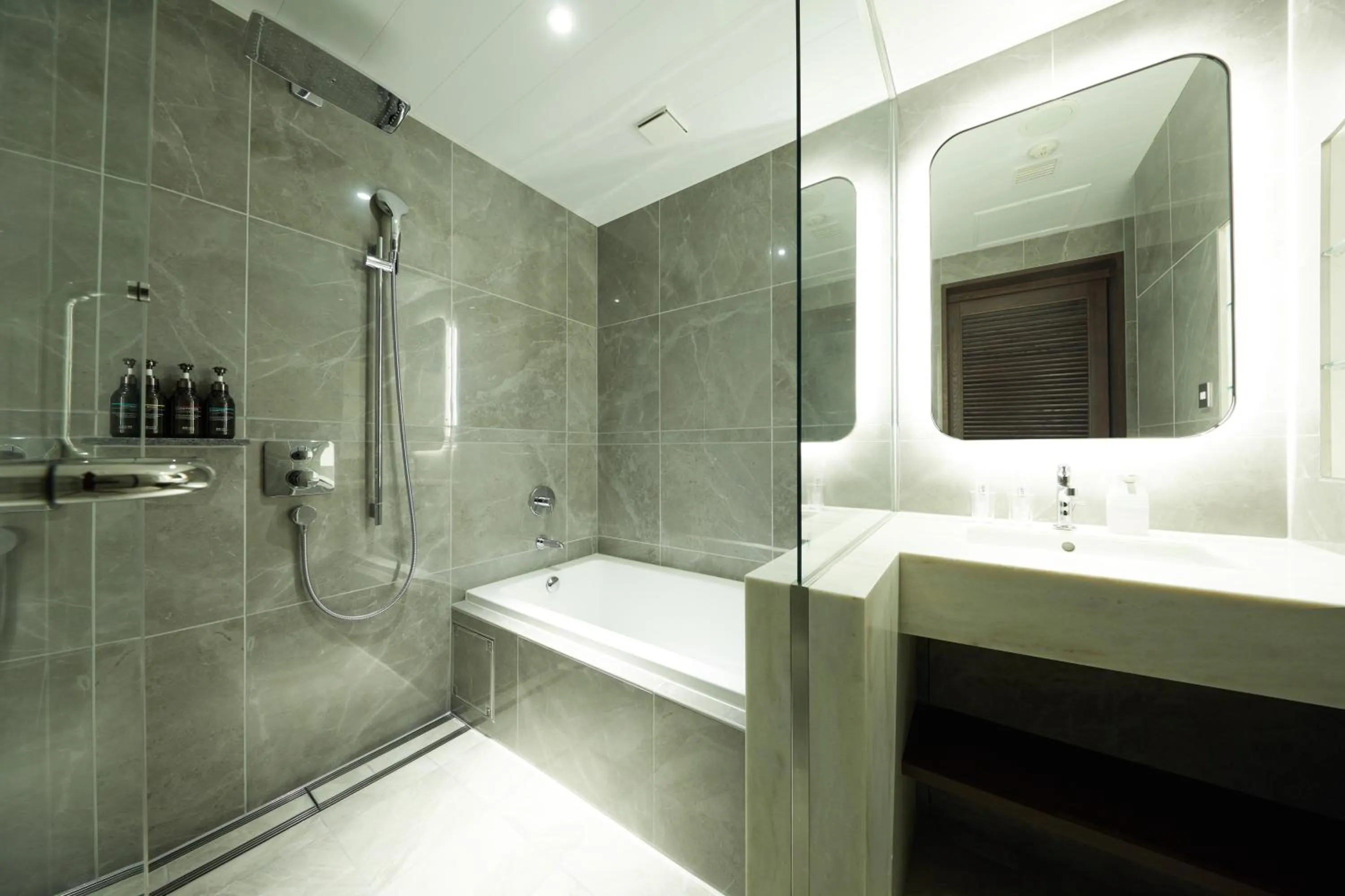 Shower in OMO5 Otaru by Hoshino Resorts